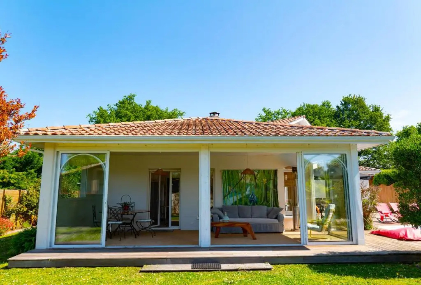 Plaisant villa with pool, close to the beach
