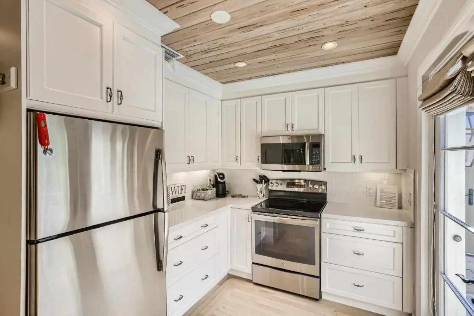 Bibi's Guesthouse 2 Bed/ 2 Bath Pool House 2 Bedroom Home by Redawning