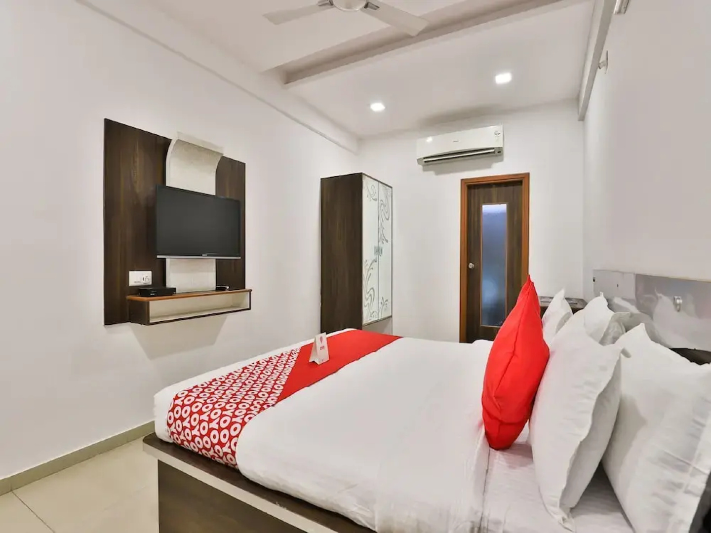 OYO 13776 Hotel Grand Sahara