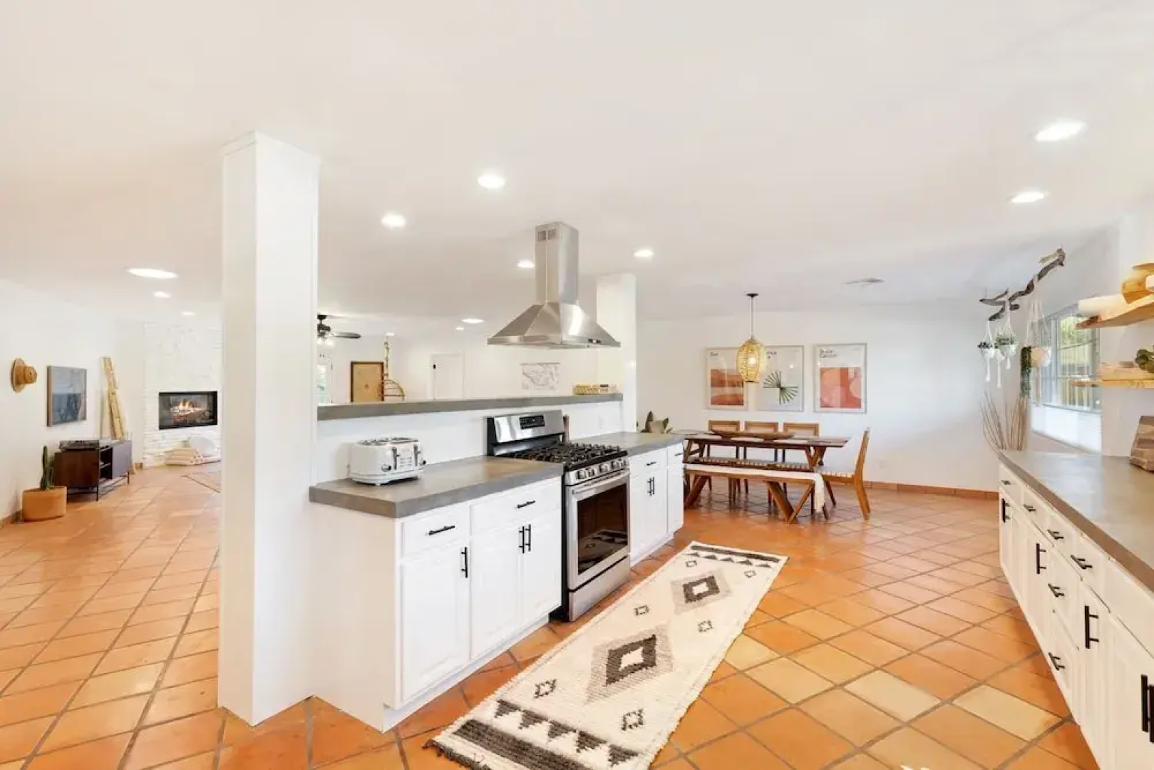 Casa Amarilla- Hot Tub,firepit,bbq &fantastic Yard For Families 4 Bedroom Home by RedAwning