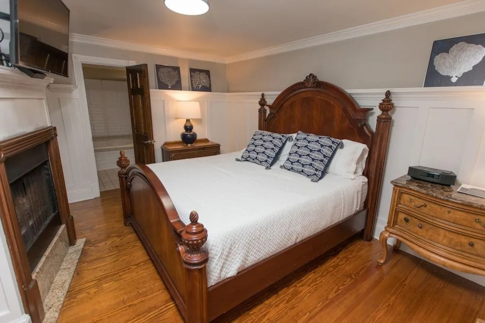 The Burrus House Inn Waterfront Suites