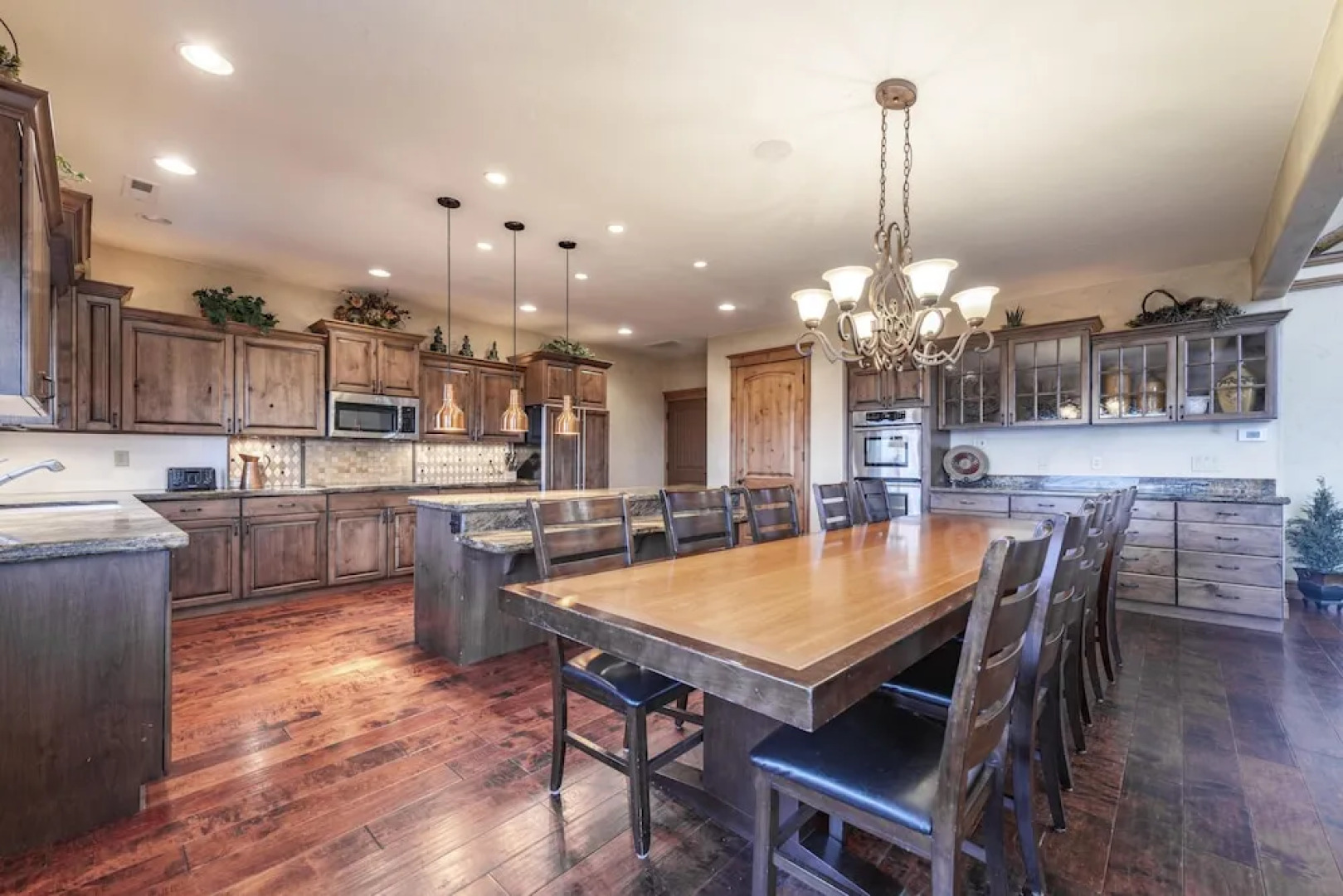 Golf Course Home, Sleeps 30, Private Hot Tub, Access to Ideal Beach, Amazing Views and Space!