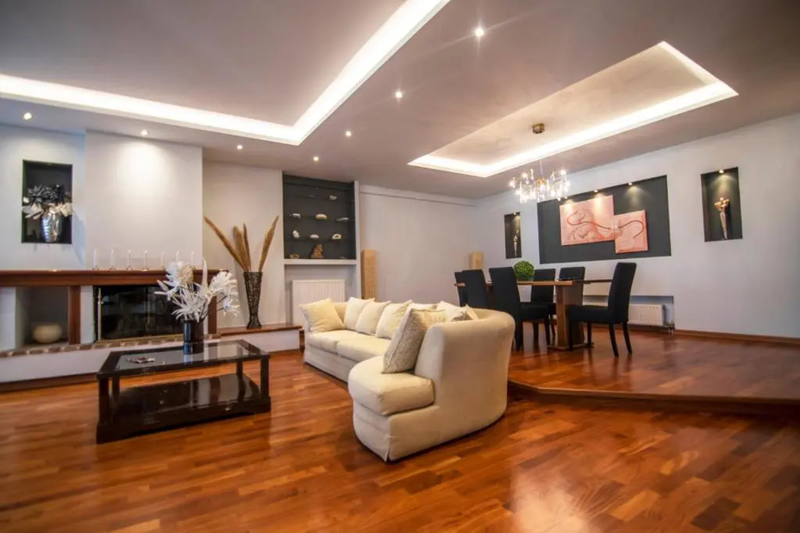 Akrata's Elegant Luxury Suite