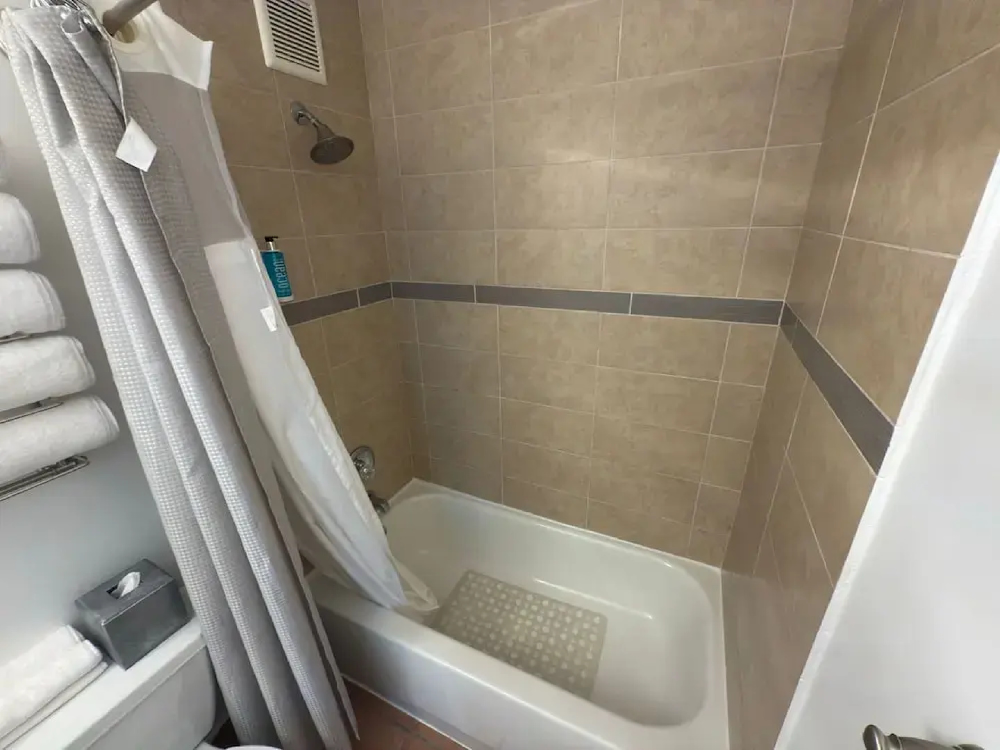 3 Bed 1 Bath 1 Park Plaza Universidad