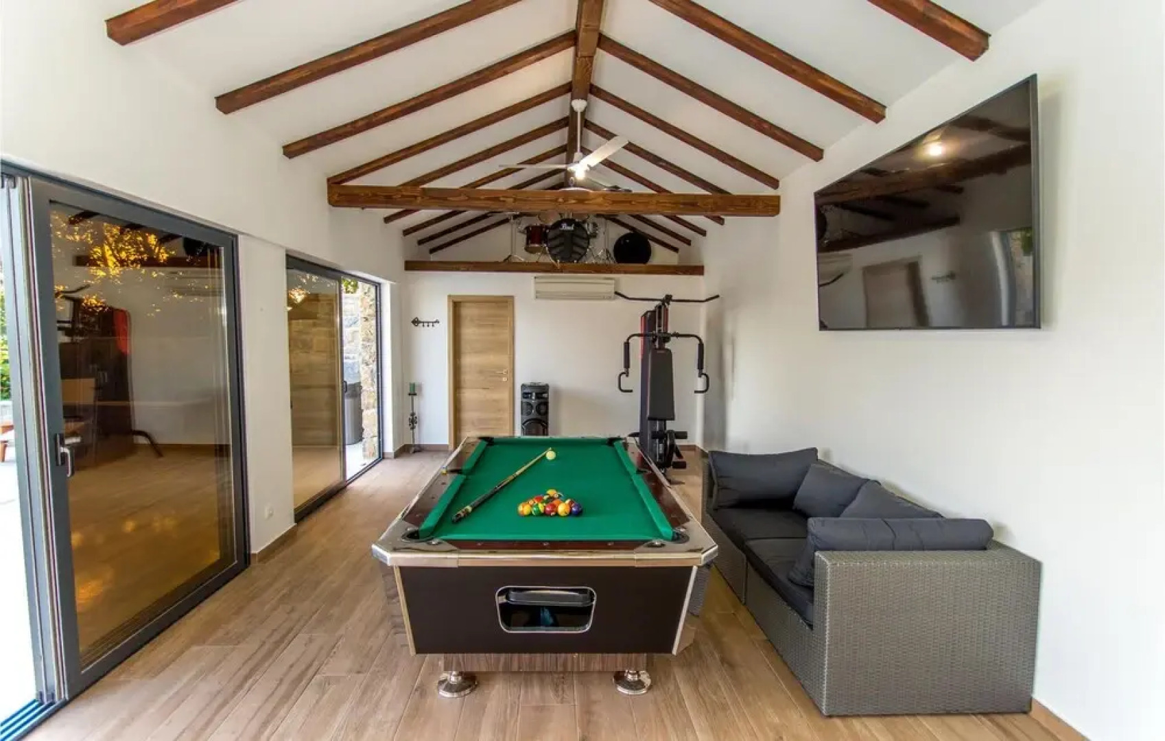 Amazing Home in Donje Sitno with Outdoor Swimming Pool, Hot Tub & 4 Bedrooms