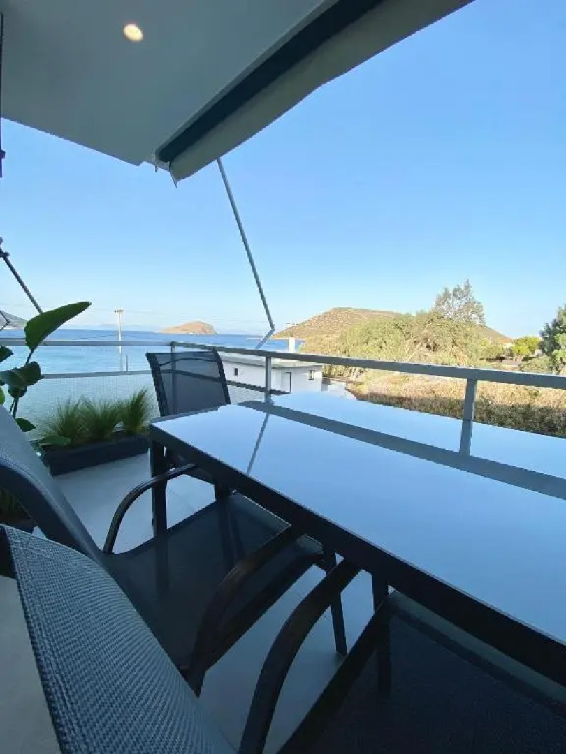 Seafront Apartment by C2C Architects