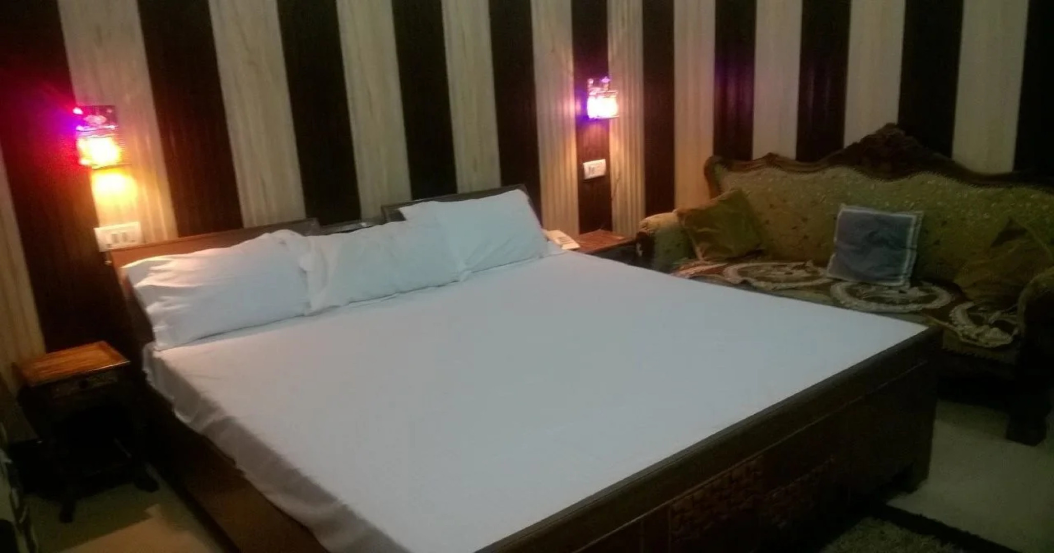 Hotel Golden Woods by OYO Rooms