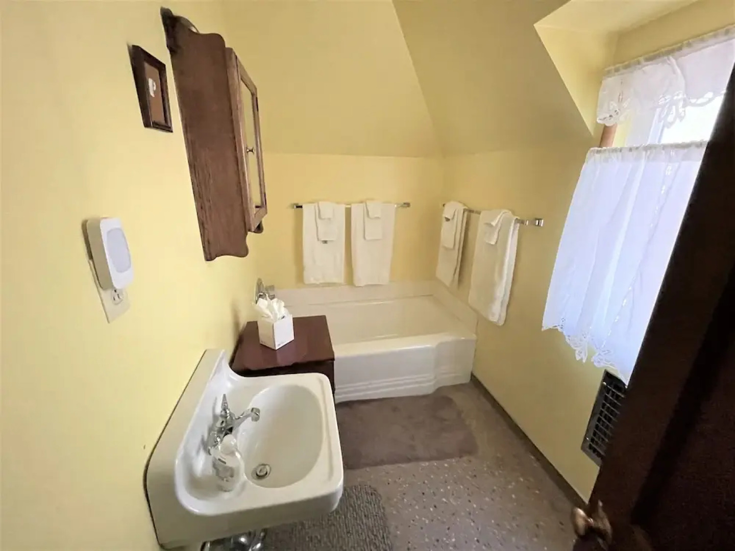 Near Lake Plus View 2 Bedroom Home by RedAwning