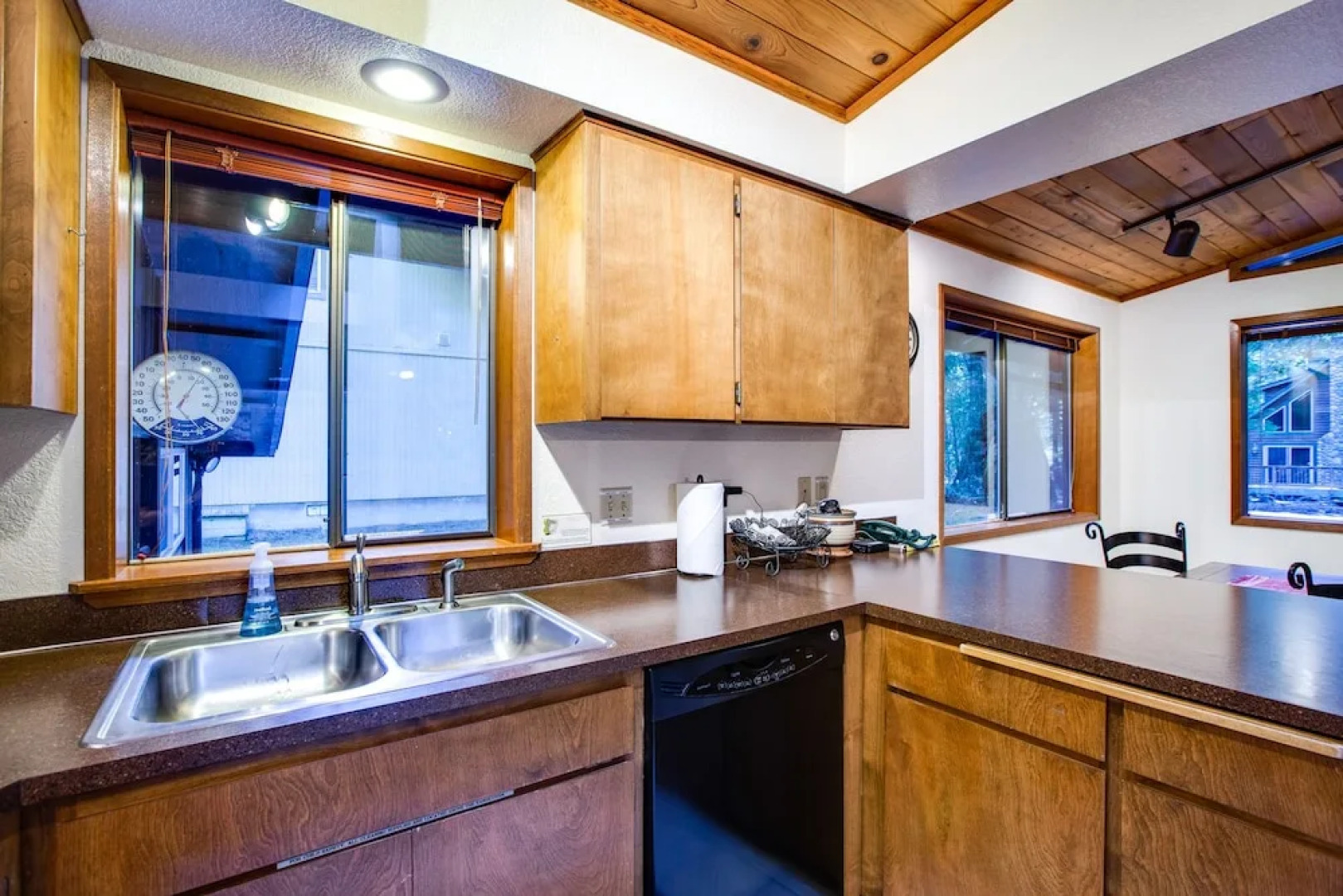 Mt. Baker Lodging Cabin 23 – Hot Tub, WiFi, Sleeps 6! by MBL