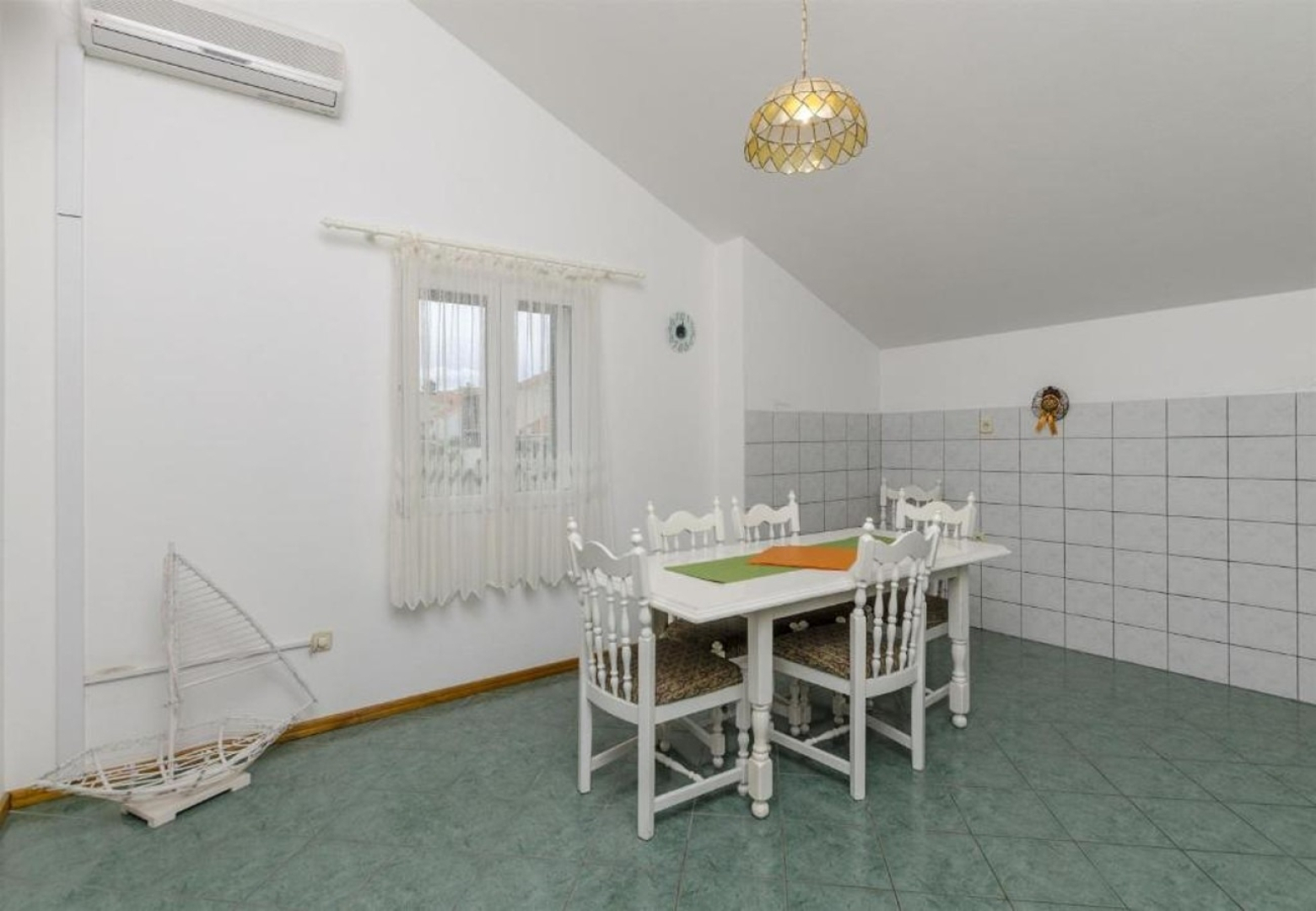 Apartment Mate 1 - 130 m from sea: A1 Zeleni Bol, Island Brac