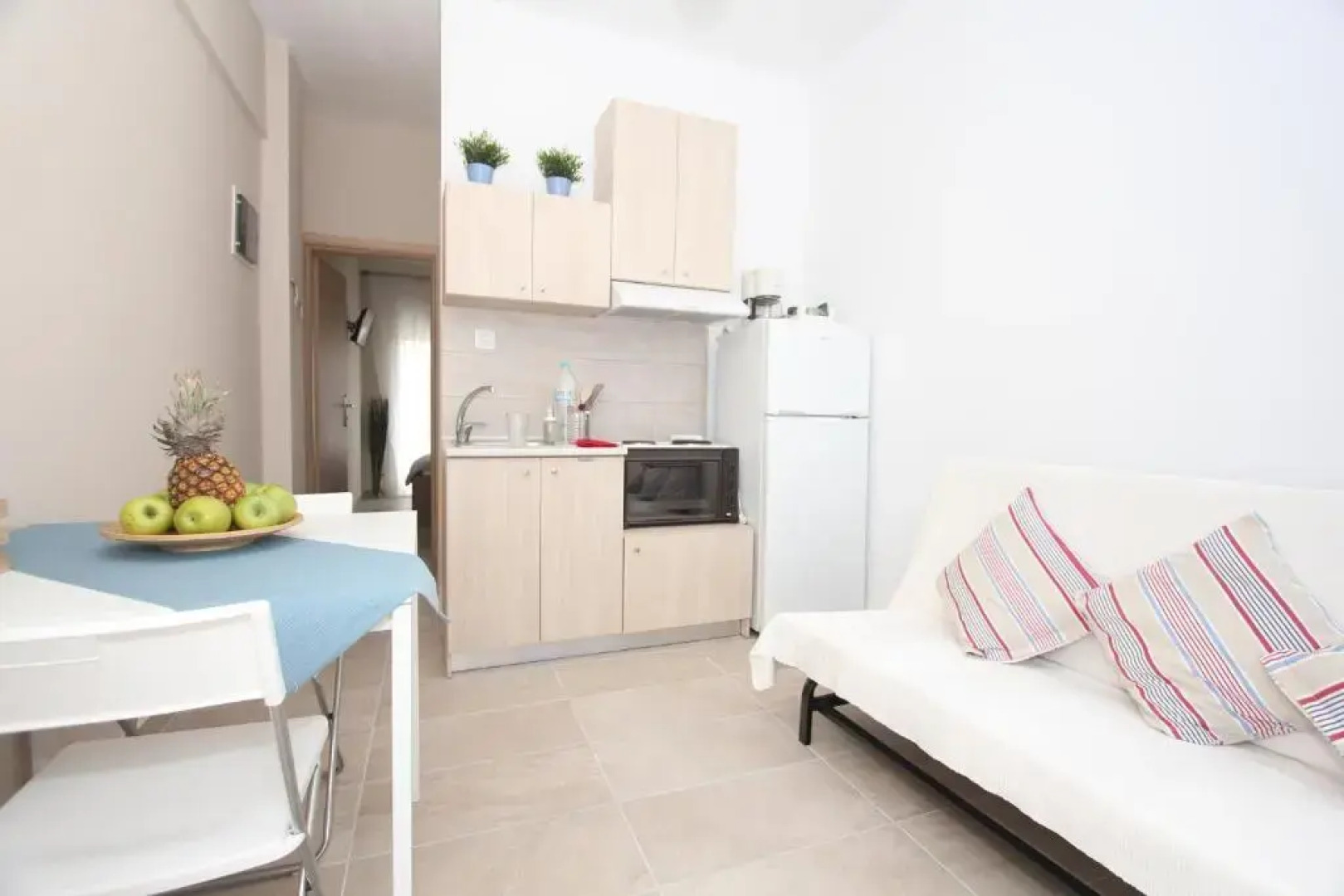 Lovely apartment by the sea.....