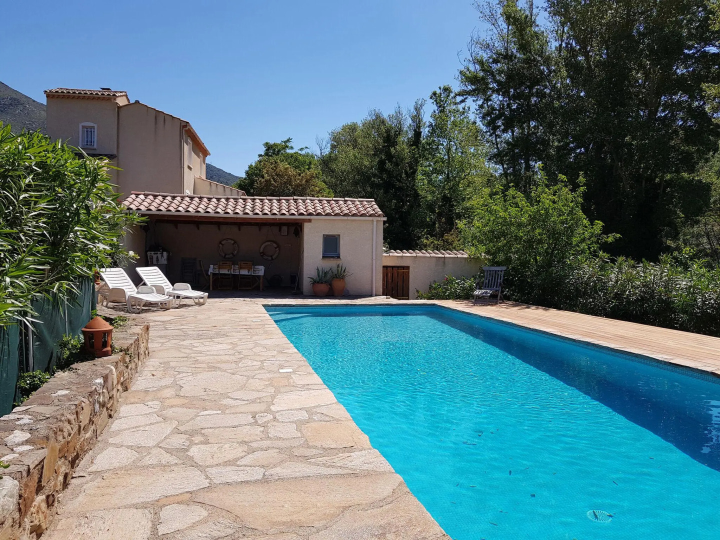 Child & dog friendly villa with private swimming pool and fenced garden on the river