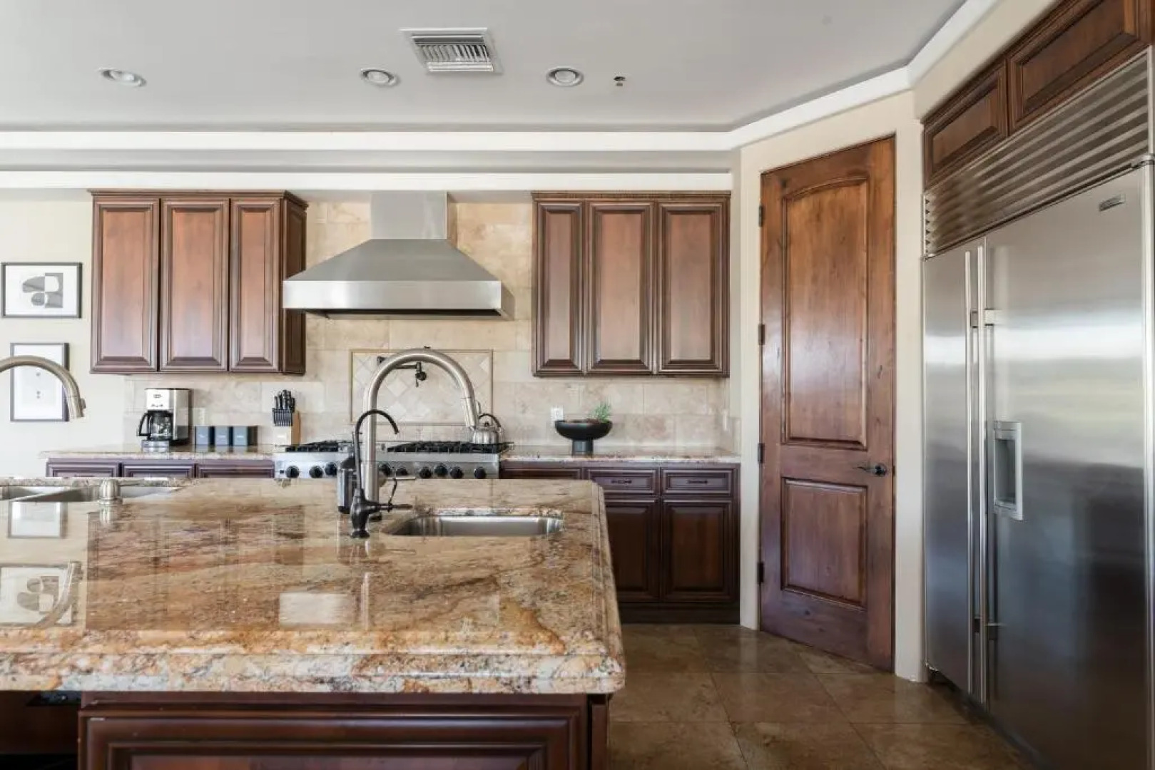 Sunbeam by Avantstay Elegant, Private Desert Home w/ Infinity Pool, Spa & View