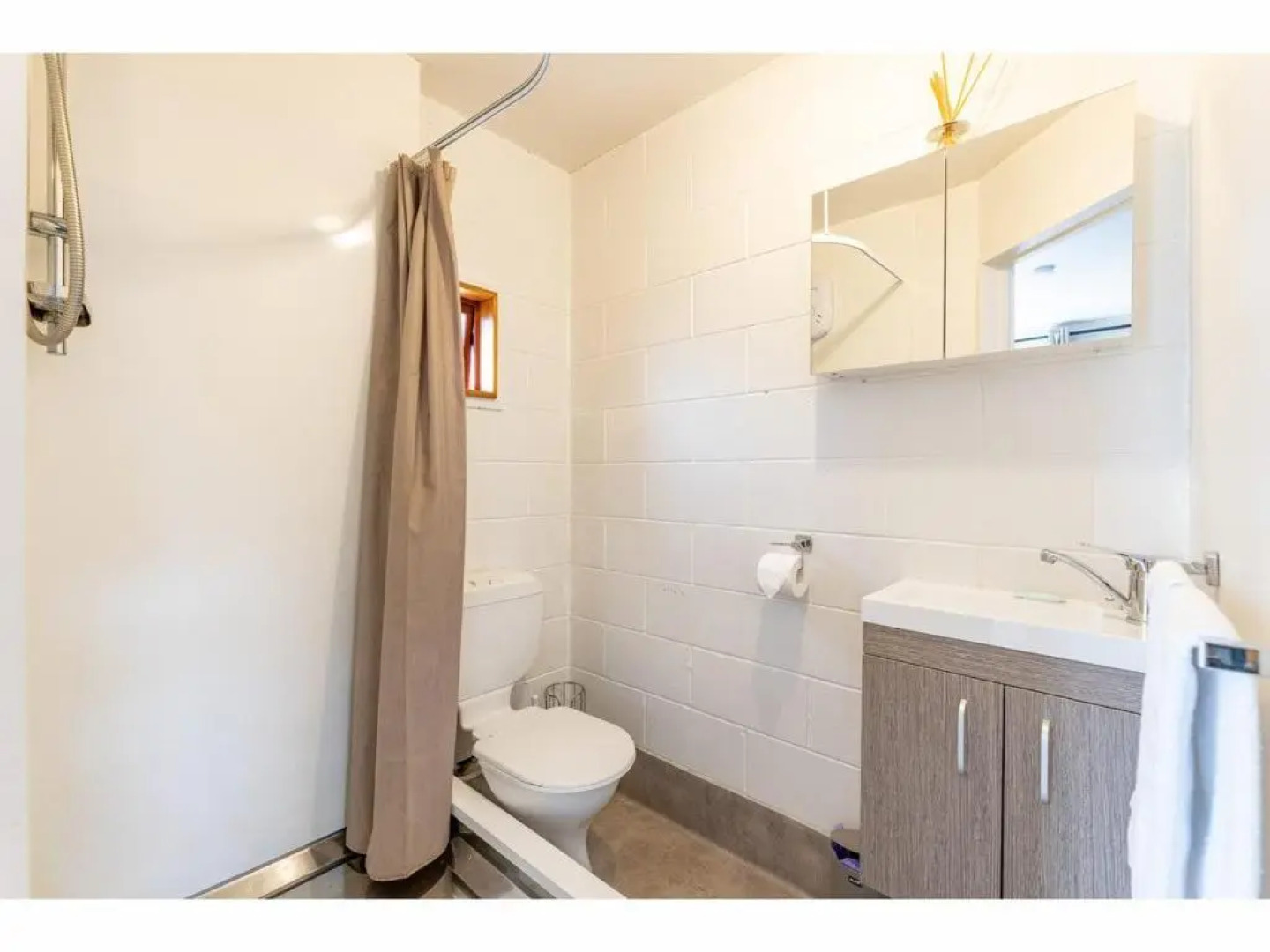 Les Troupes Apartments