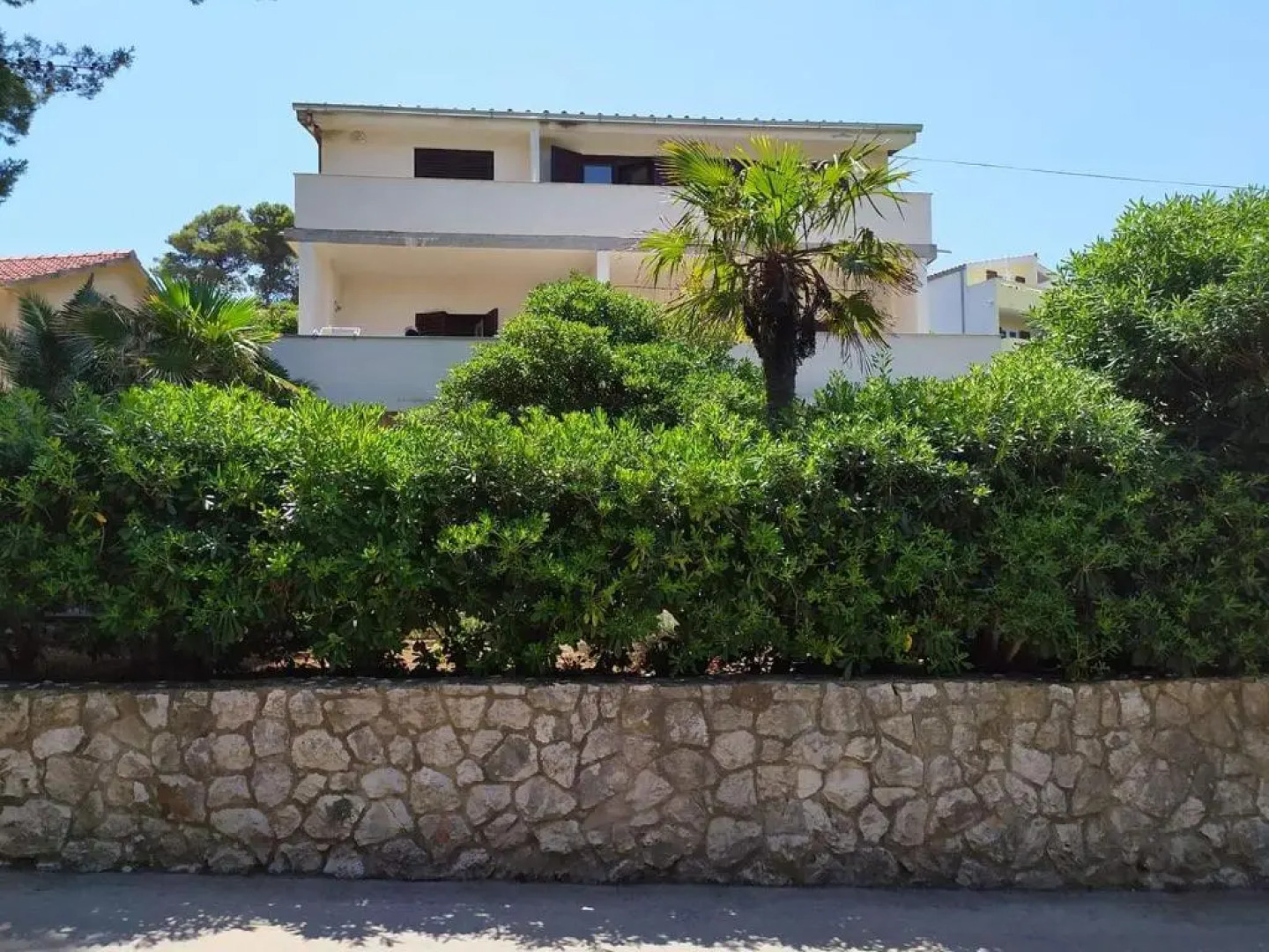 Apartments 1st line to sea and beach,quiet area,private parking,terrace with sea view