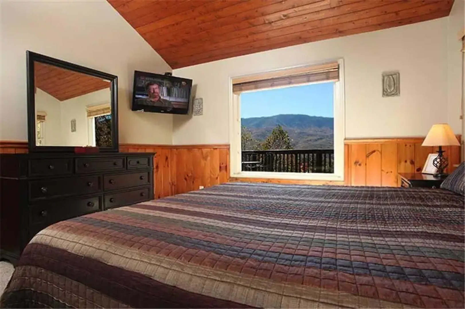 On Eagles Wings 2 Bedroom Mountain View Home with Hot Tub