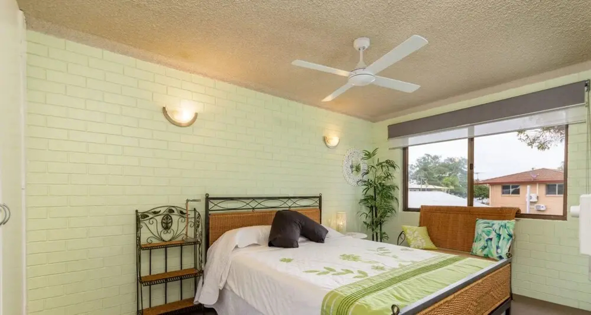 Air Conditioned Unit Stones throw to the Waterfront.