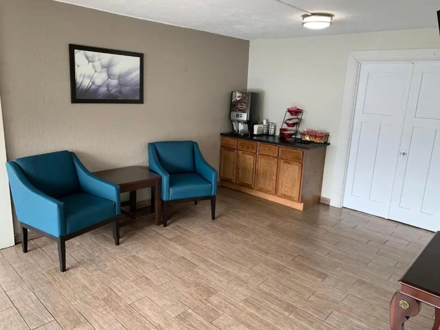 HomeTowne Studios by Red Roof Battle Creek