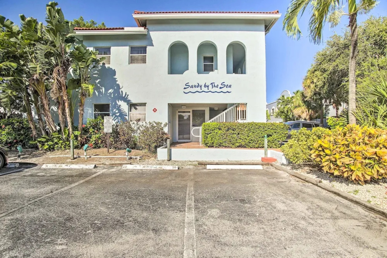 Idyllic Apt w/ Pool Access - Walk to Beach!