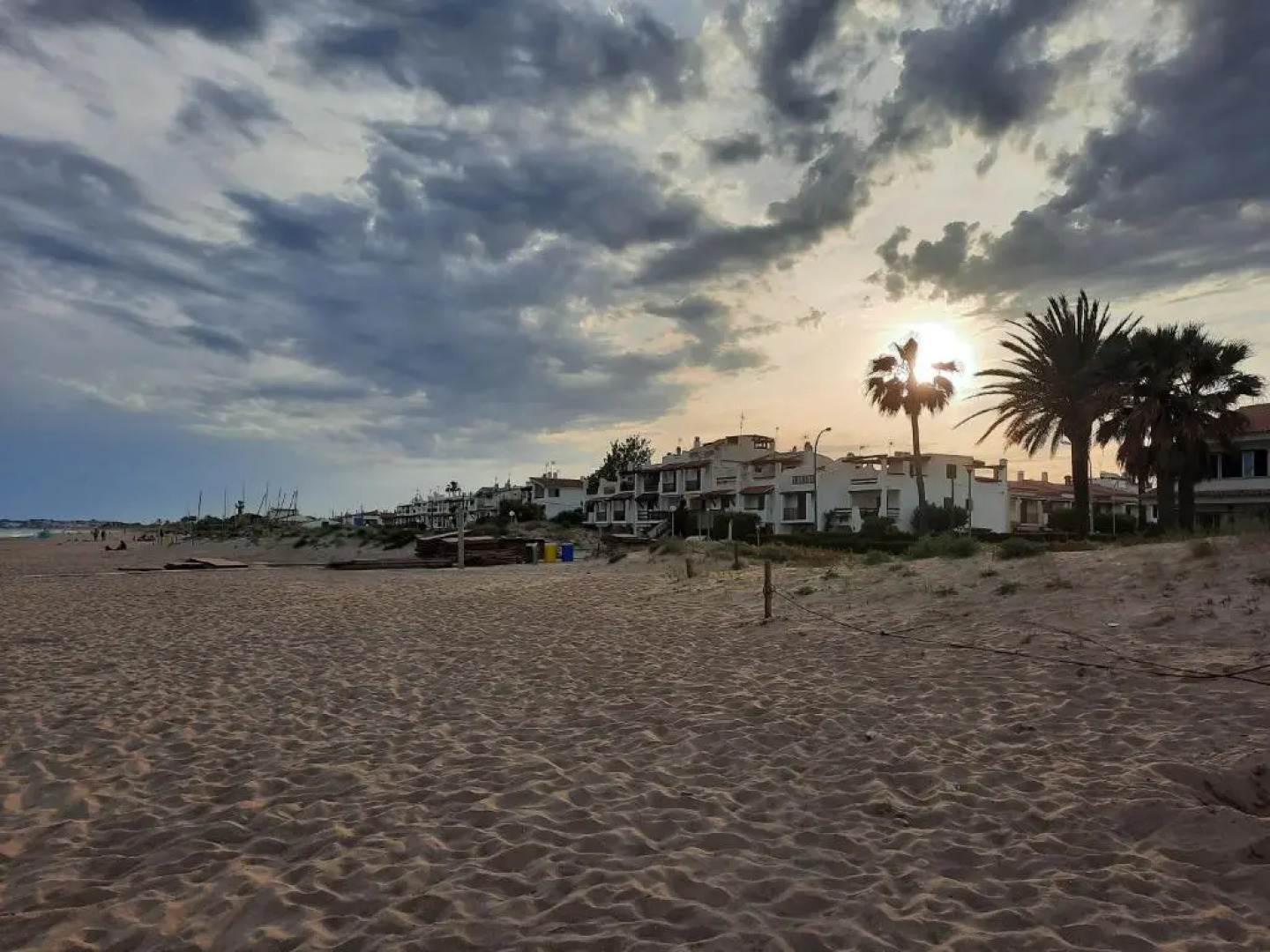 Cosy house with garden infront of the sea