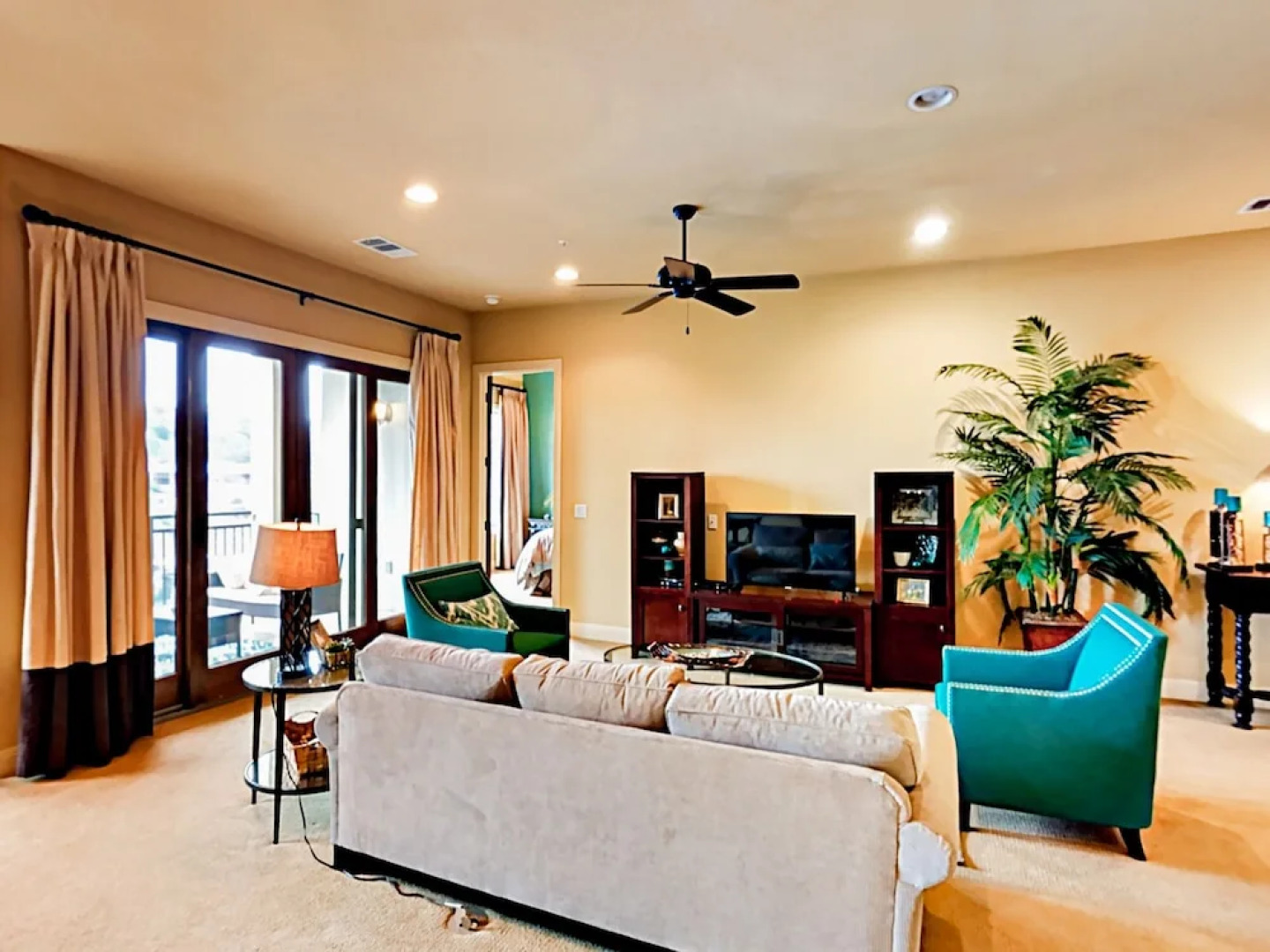 416 Lakeway - 3 Bedroom Condo