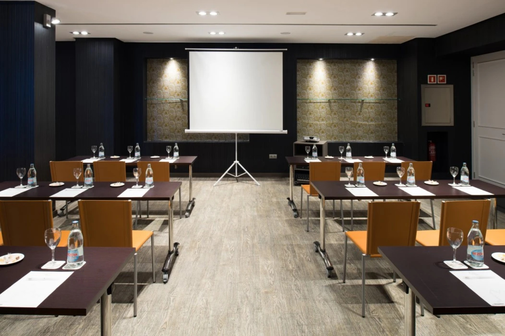 Отель Catalonia Reina Victoria