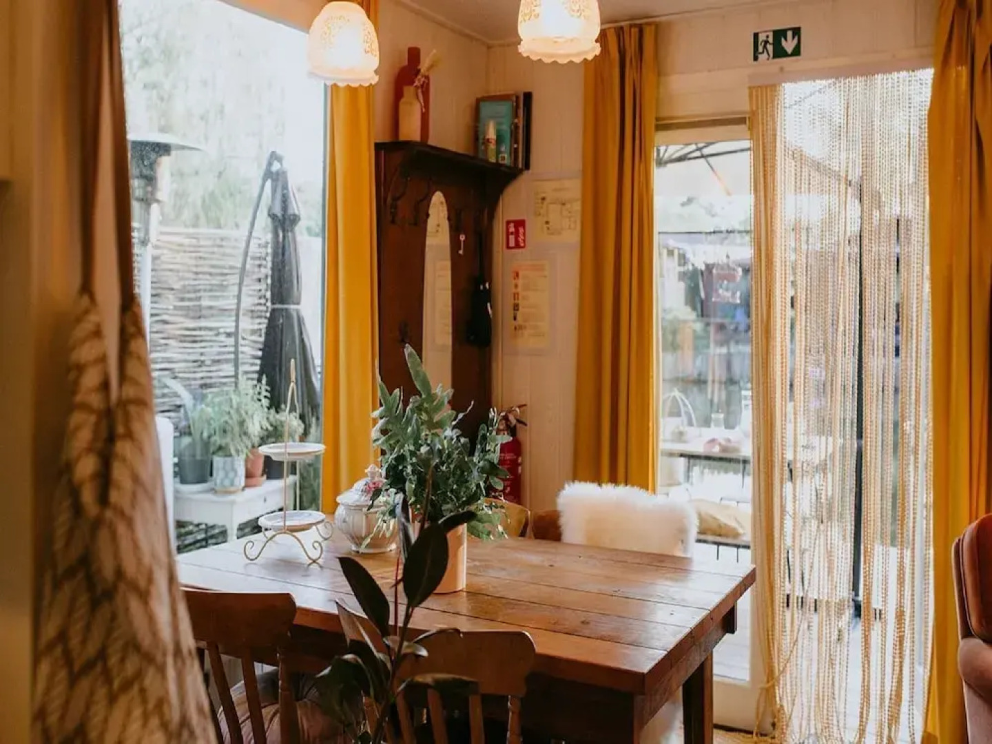 Geel Chalet in Netevallei