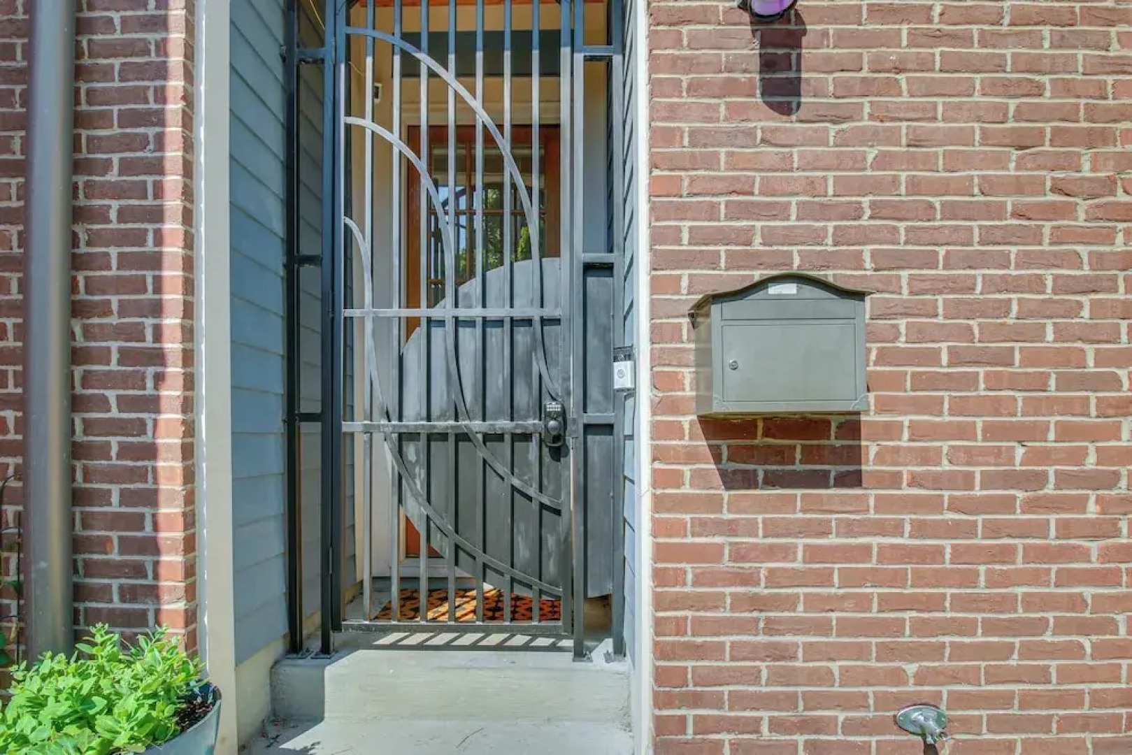 Vibrant Downtown Cincinnati Townhome w/ Sauna!