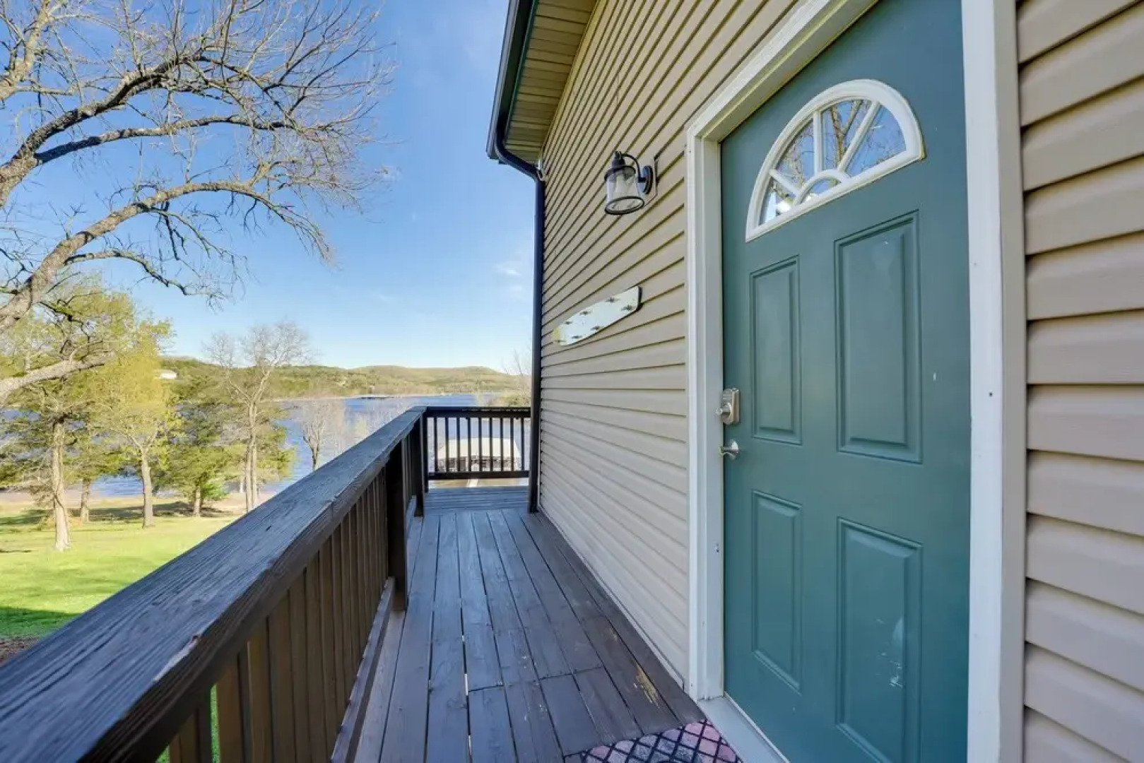 Relaxing Lakeview Retreat in Reeds Spring w/ Deck