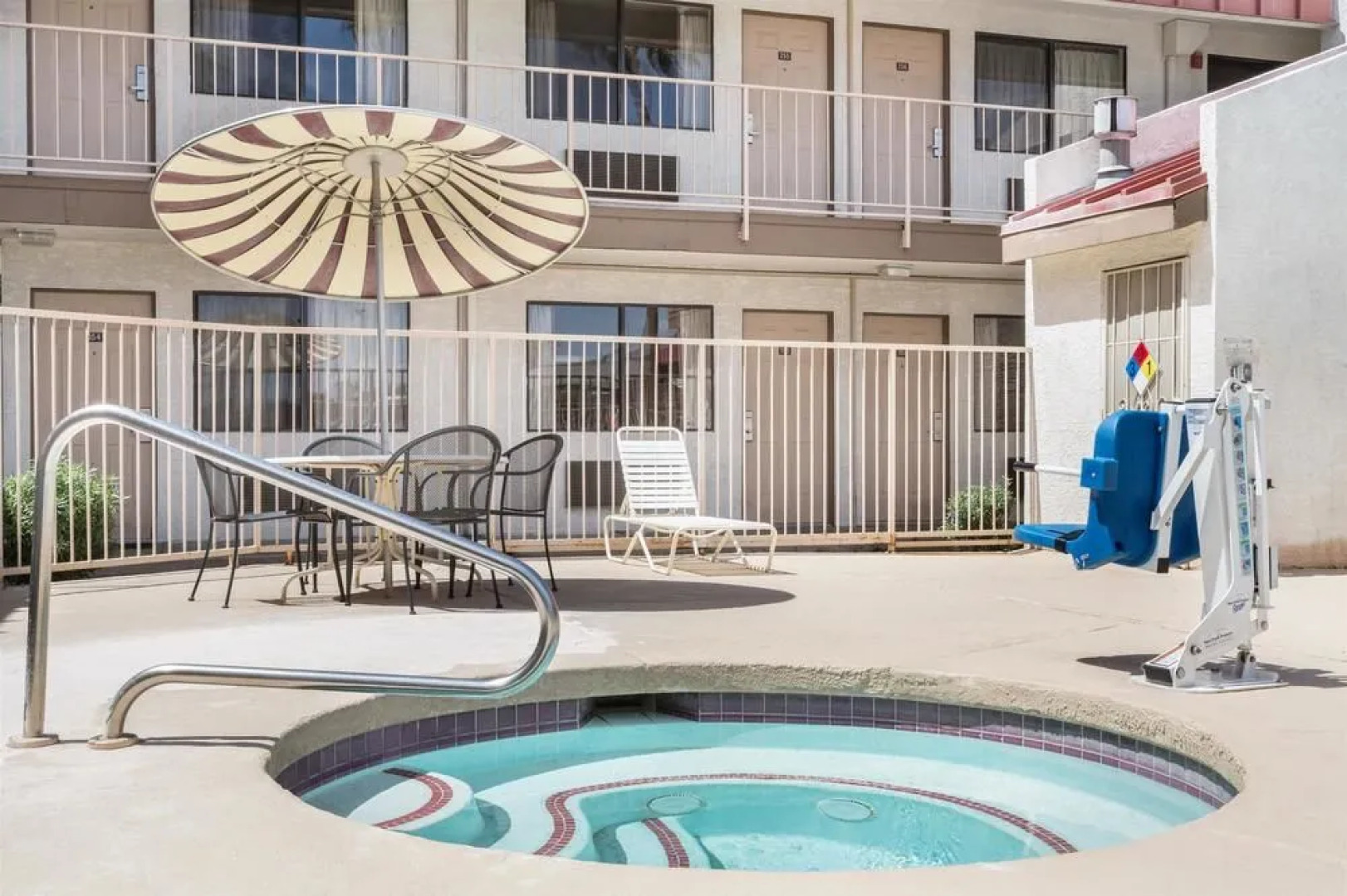 Super 8 Phoenix Metro North