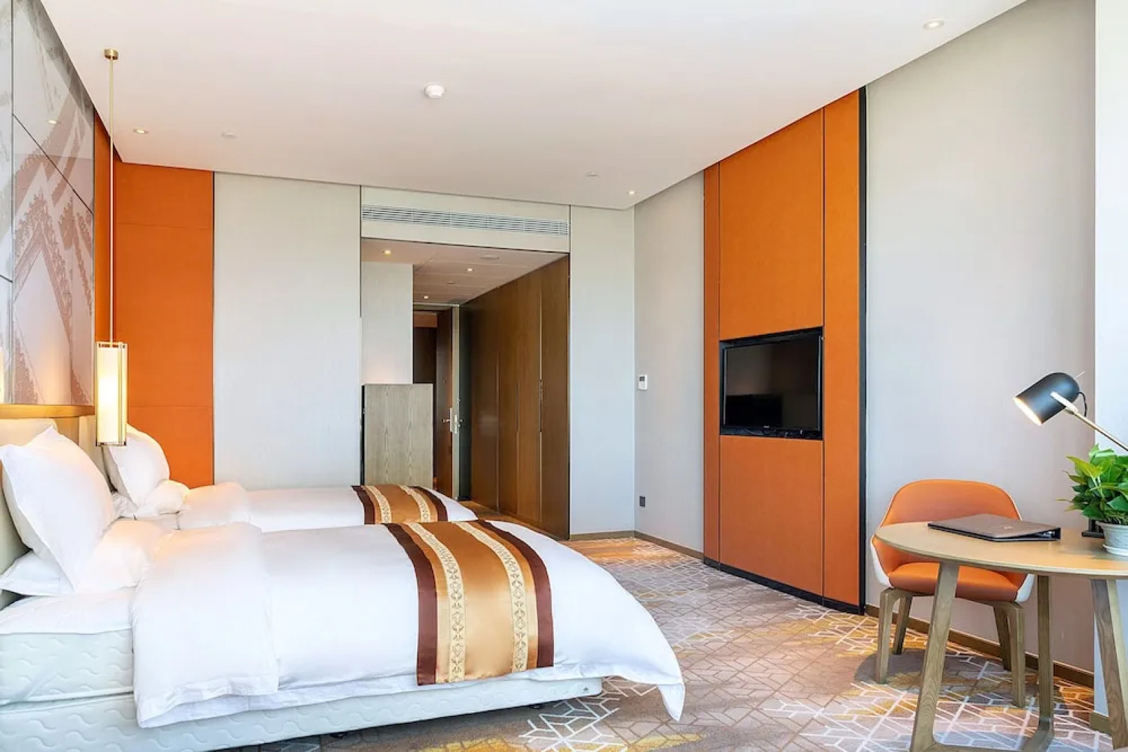 Datong Xinyu Crown Hotel