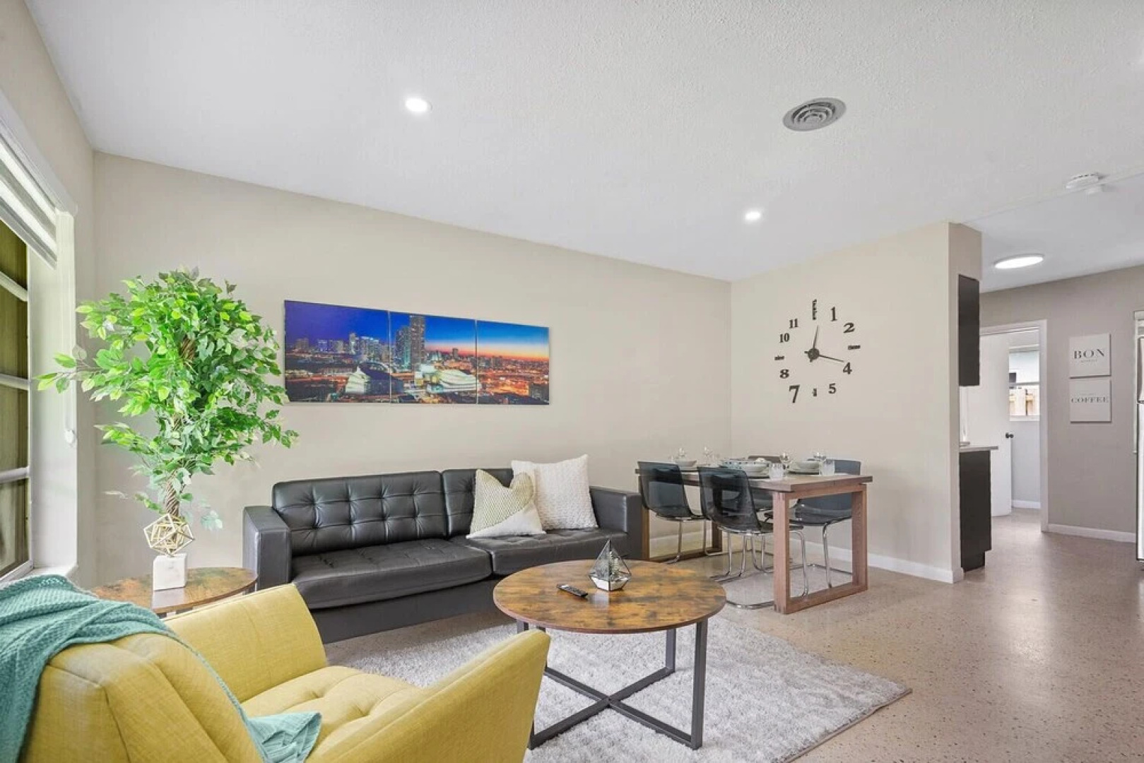 King /Queen Bed Mins from beach. Perfect get-away!