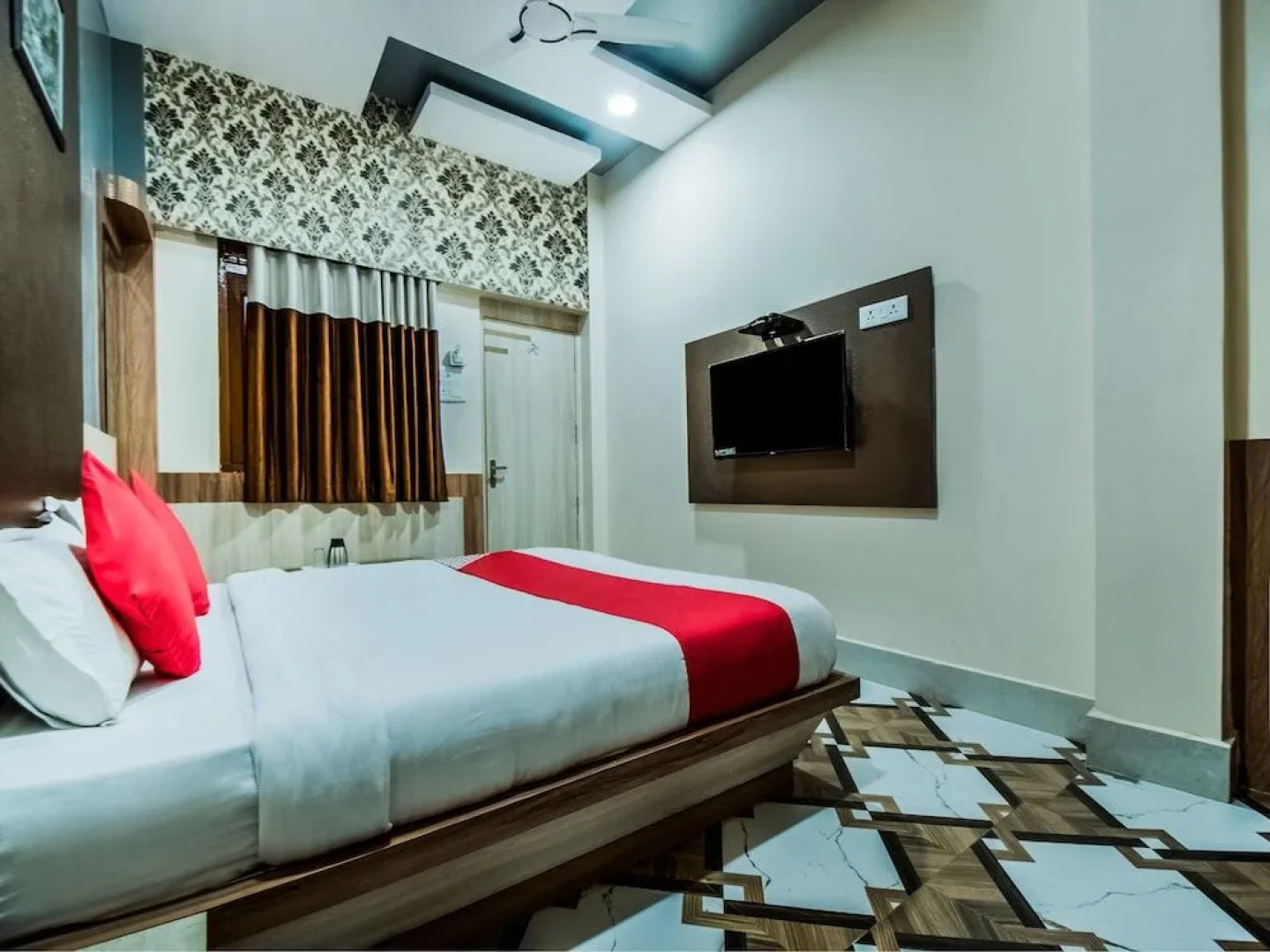 Oyo 28557 Hotel M V International