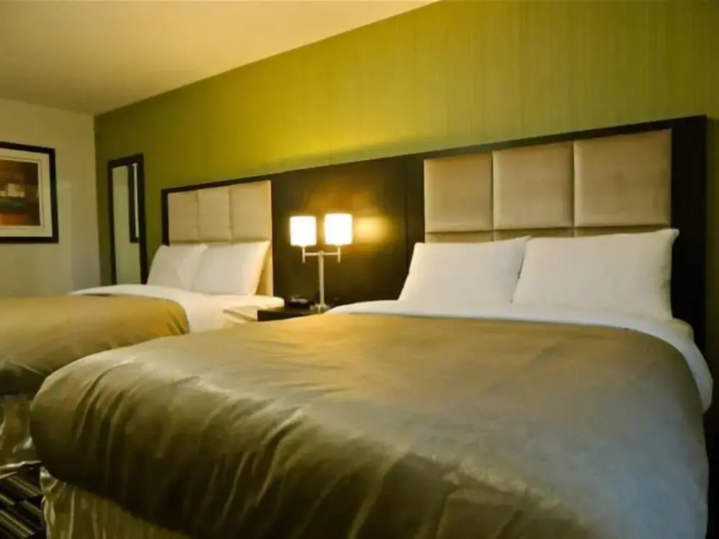 Stoughton Western Star Inn & Suites