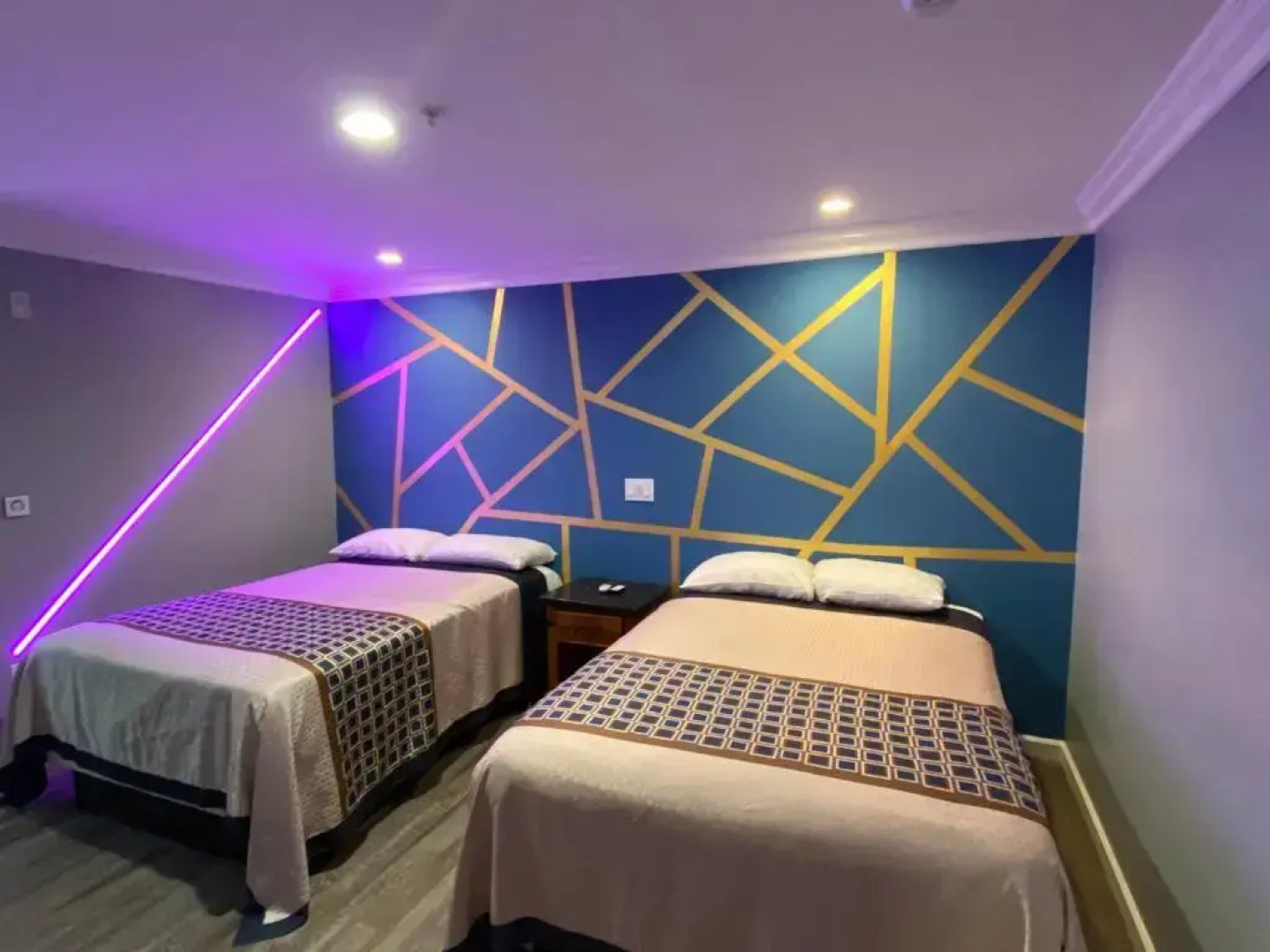 ERTH INN by AGA, Maywood