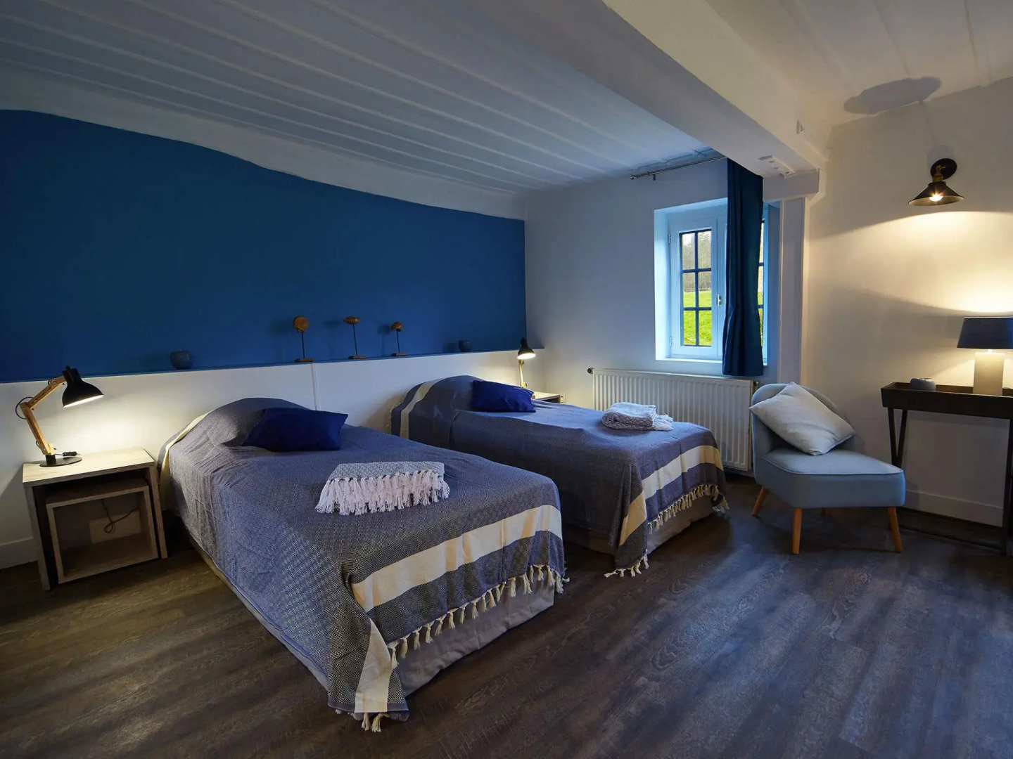 Castle and its outbuildings with terrace in Asnières