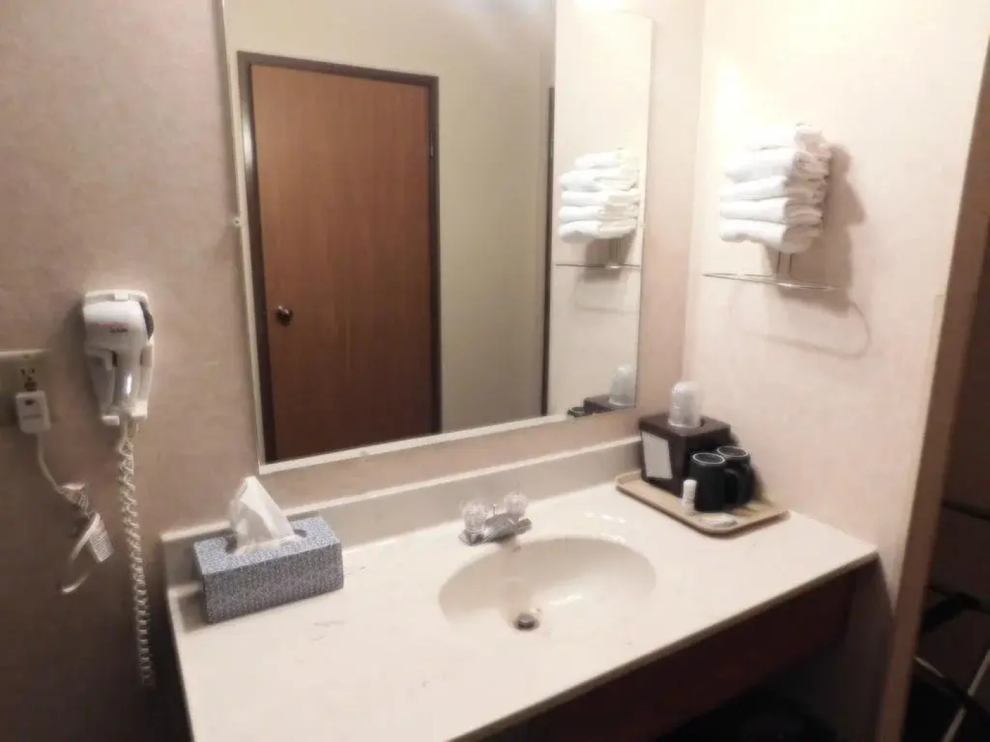 AmeriVu Inn and Suites