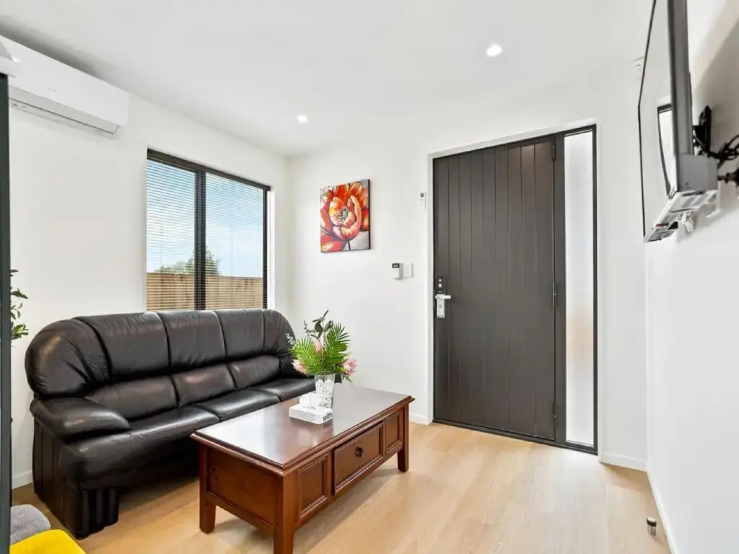 Gorgeous Three Bedroom Home With Free Parking