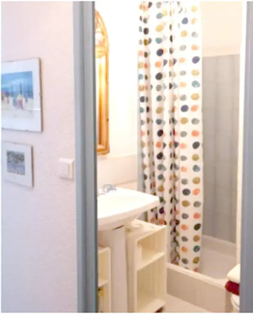 Studio in Saint-tropez, With Pool Access - 800 m From the Beach