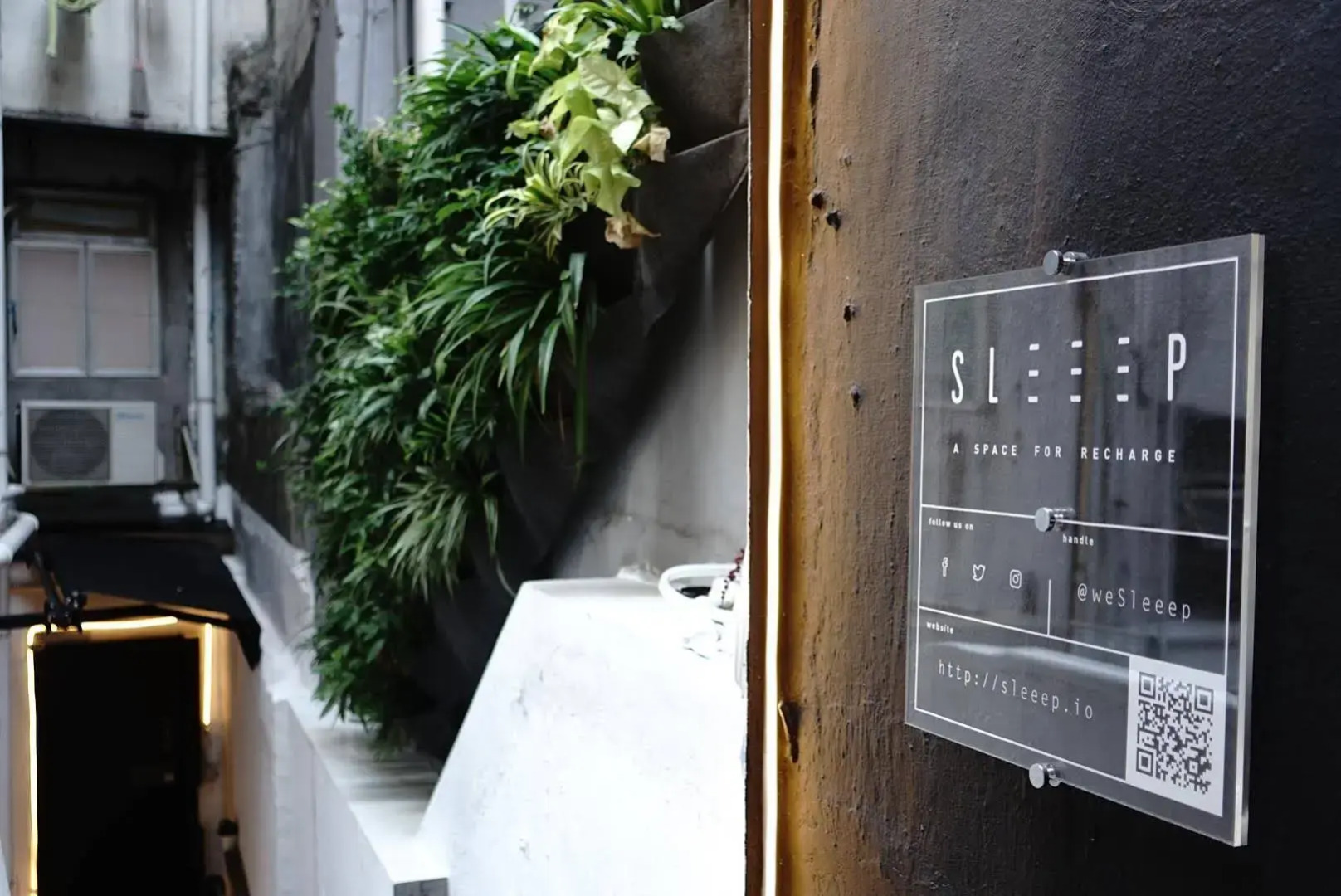 SLEEEP - Capsule Hotel