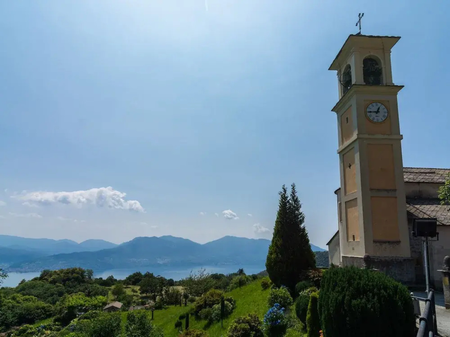 Villa With Private Pool and View of the Lake