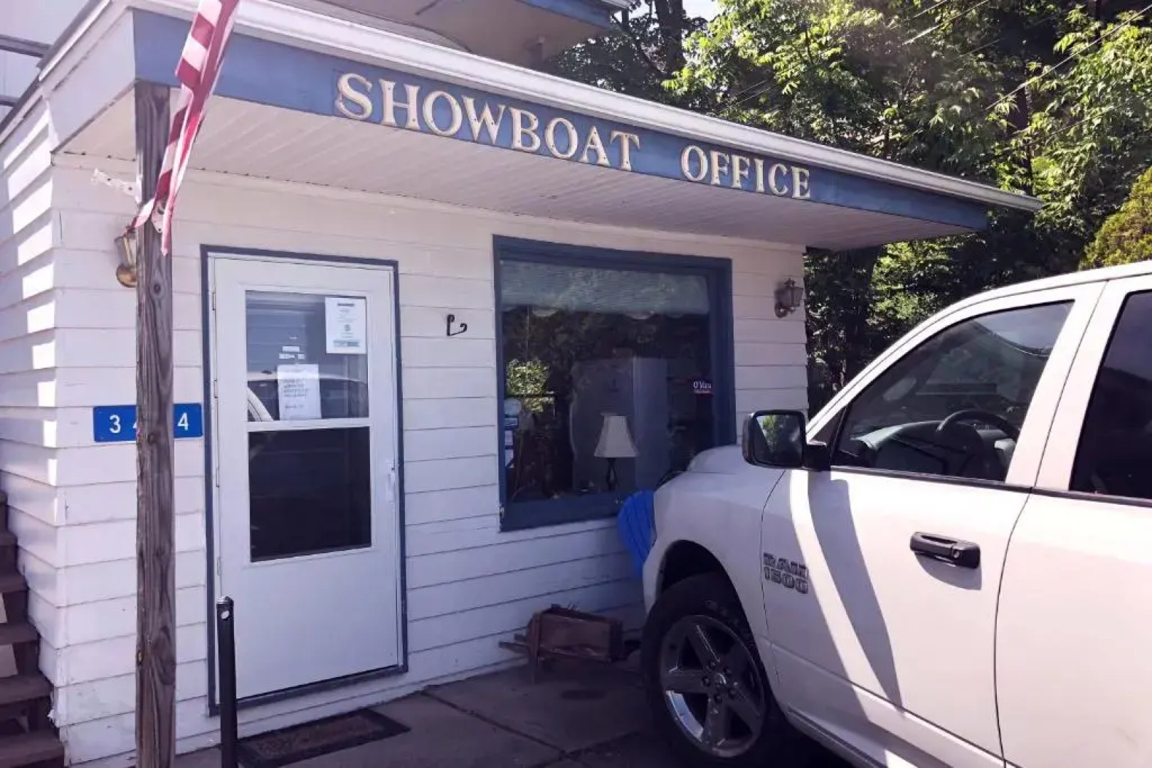 Showboat Motel Restaurant & Bar