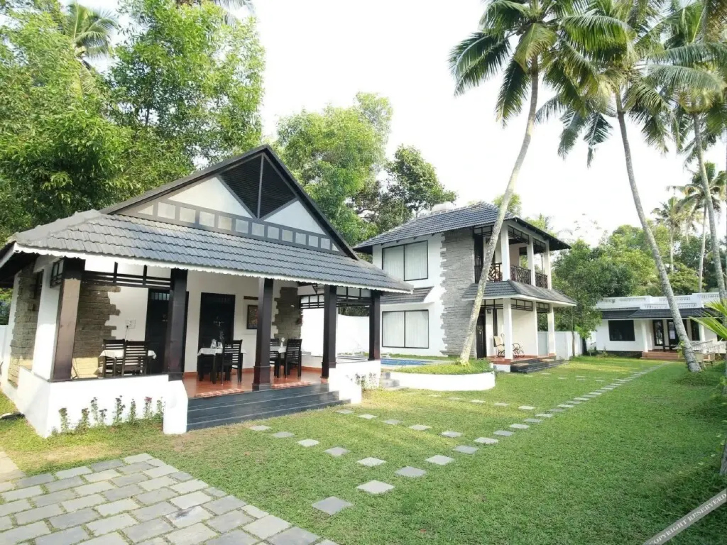 Mayas Beach House - Boutique Serviced Villa