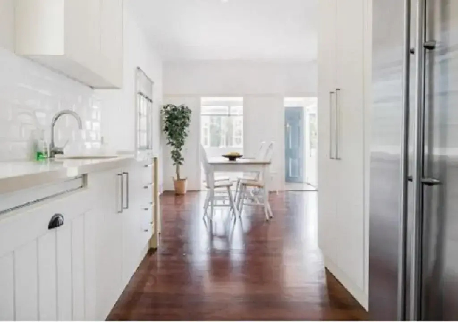 Lake Weyba Noosa Lodge & Kangaroos