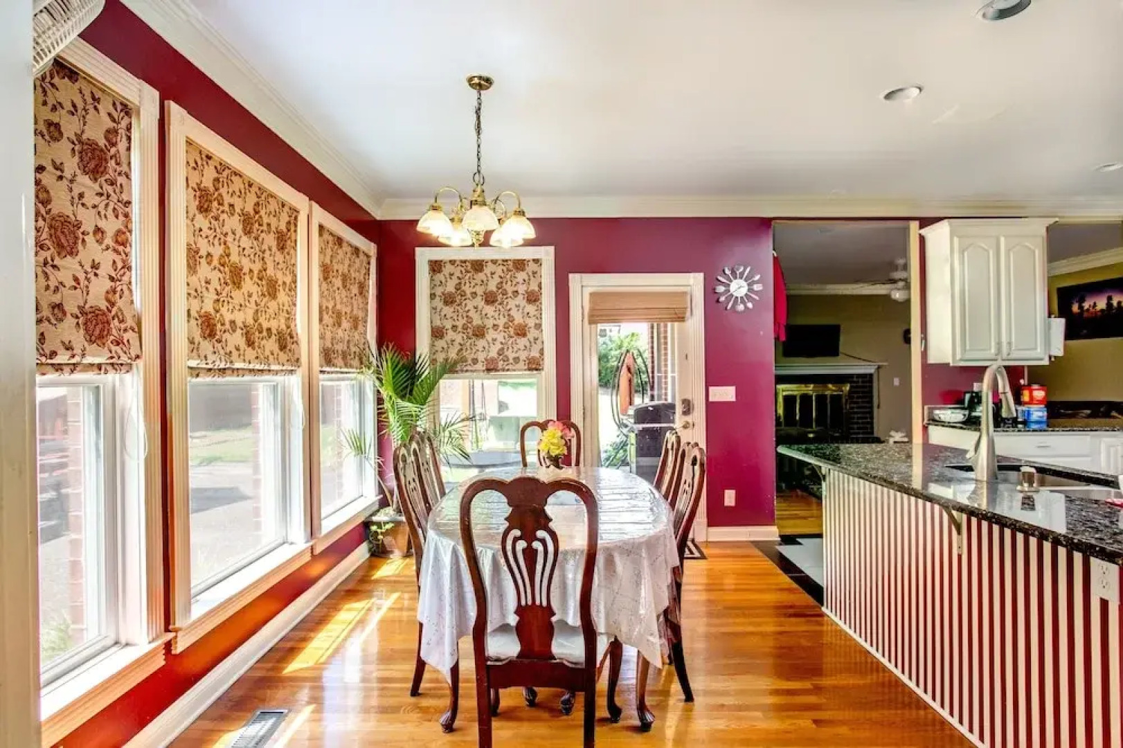 1369 Brentwood Almond - studio Br Apts