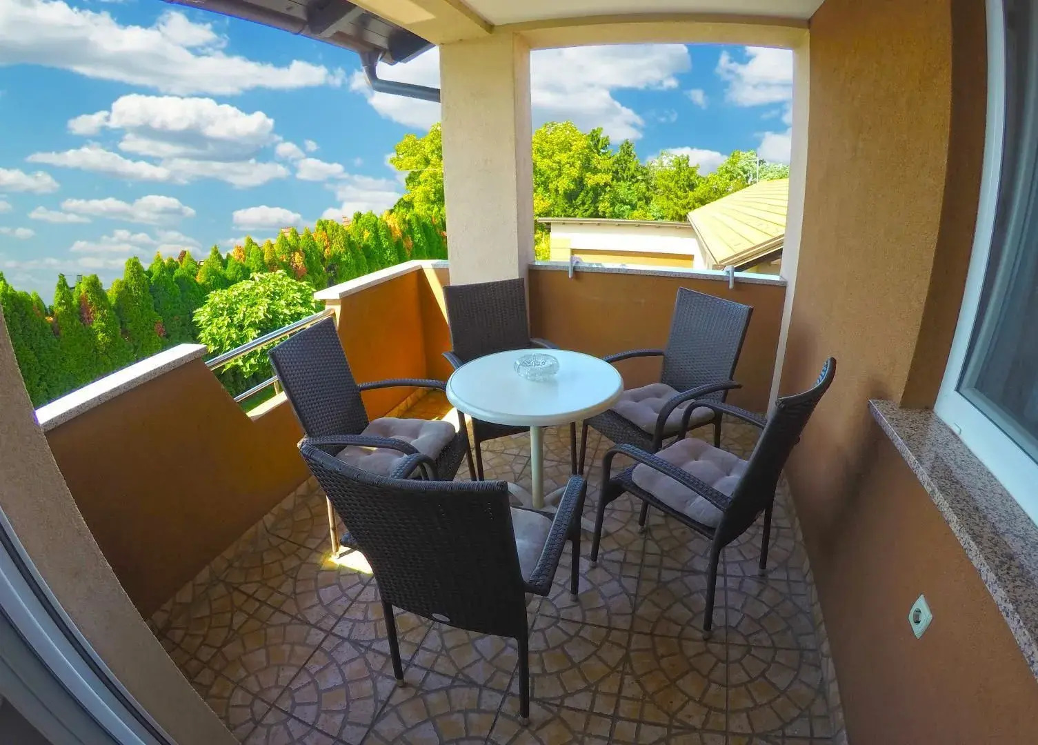 Apartments and Rooms Rea