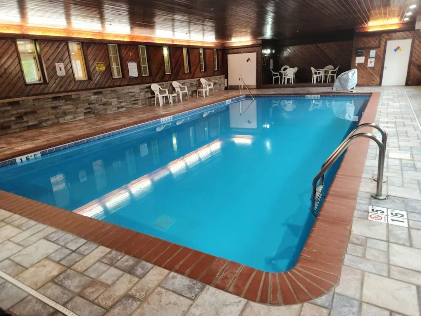 Super 8 Le Claire/Quad Cities