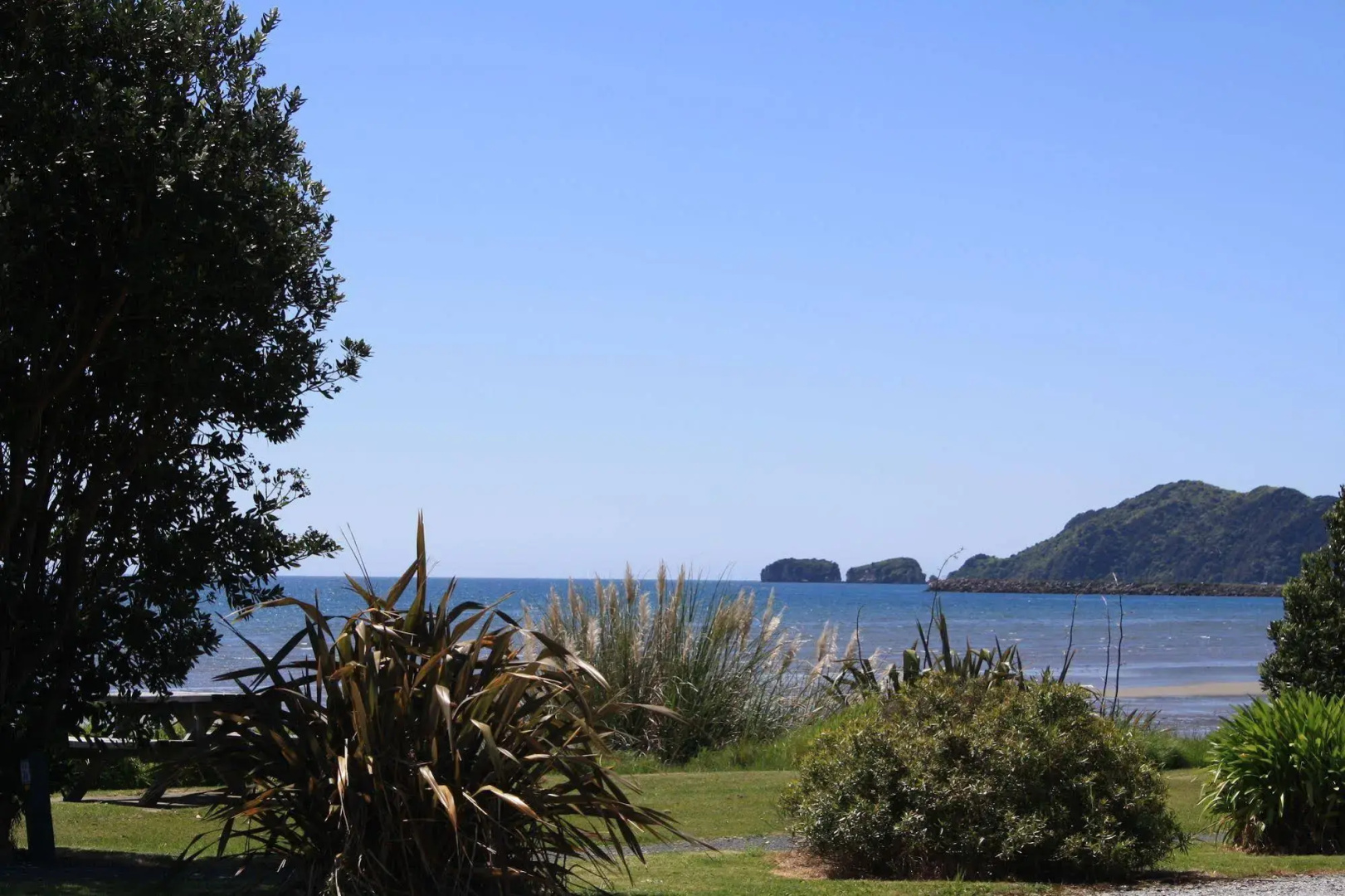 Pohara Beachfront Motel