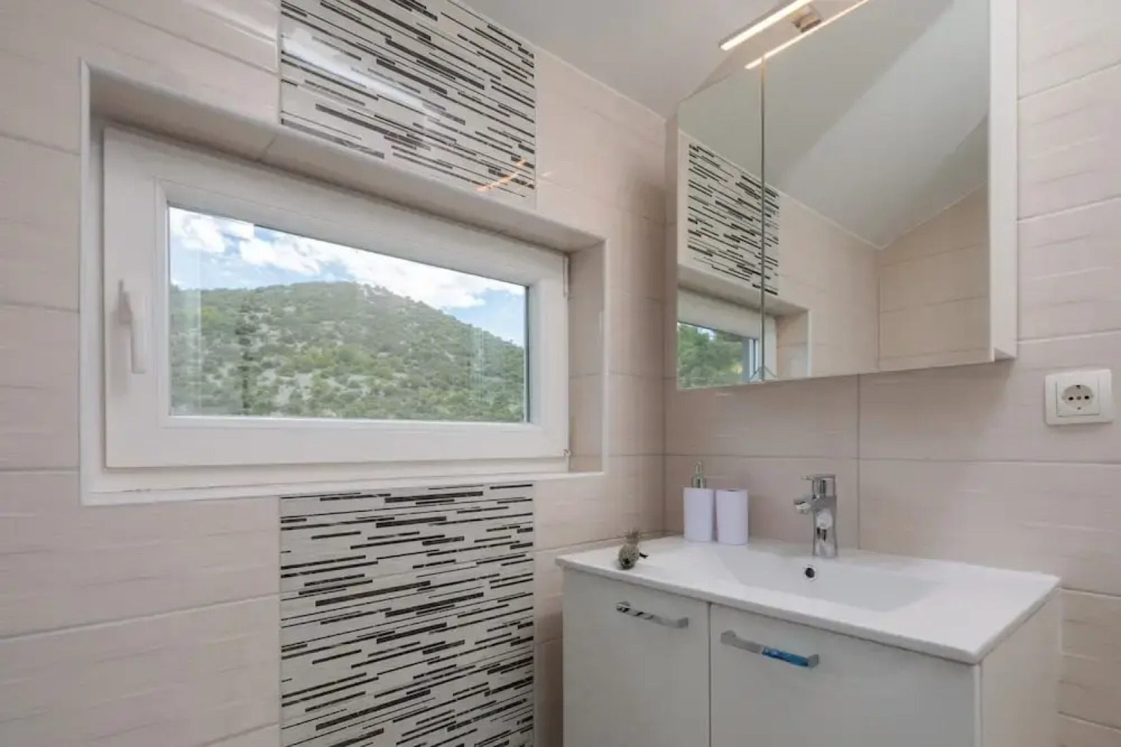 A8 - Modern apt With Terrace, 3 min Walk to Beach