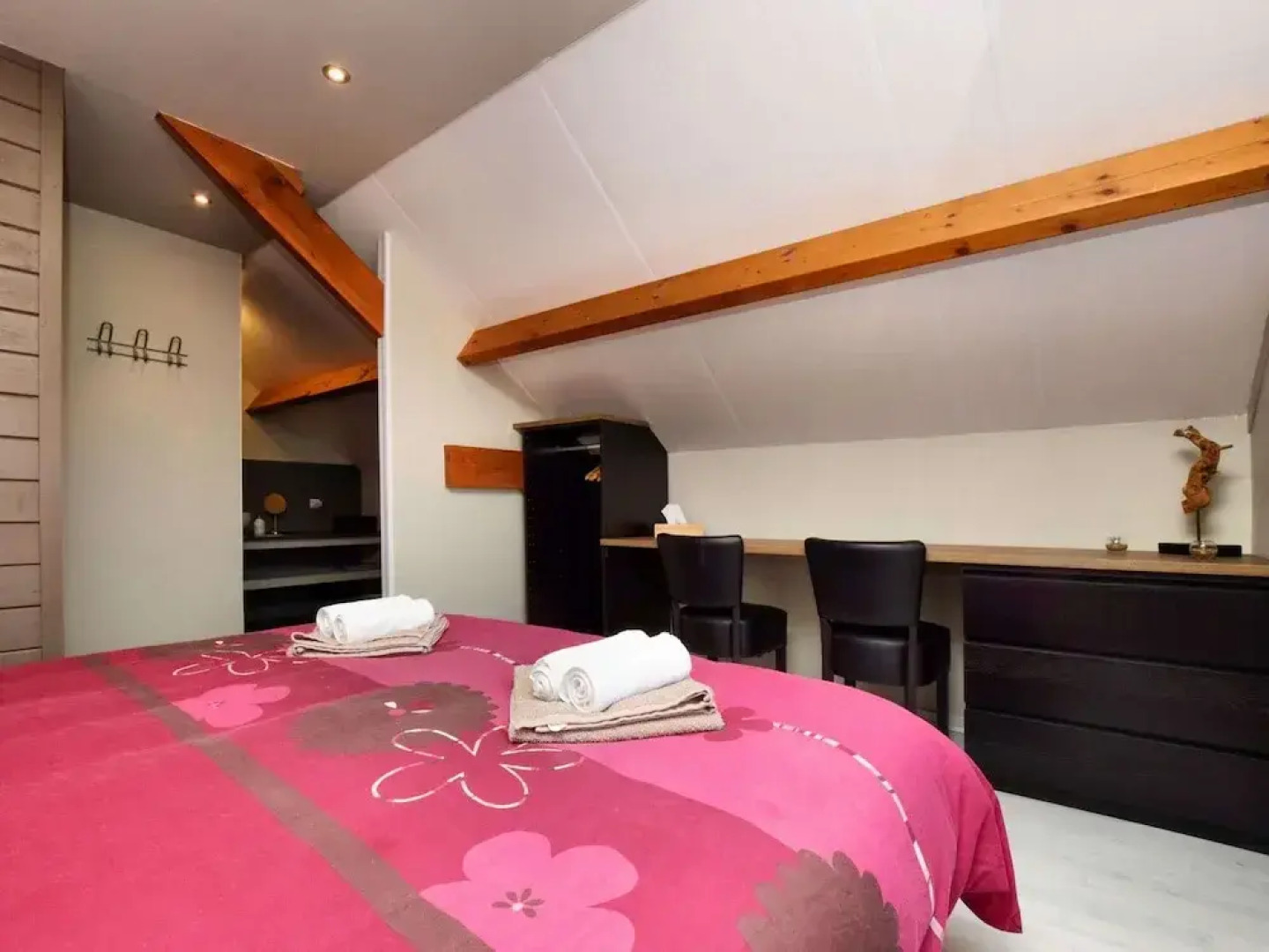 Beautiful, Luxury Home with Sauna, Hot Tub, Private Bathrooms